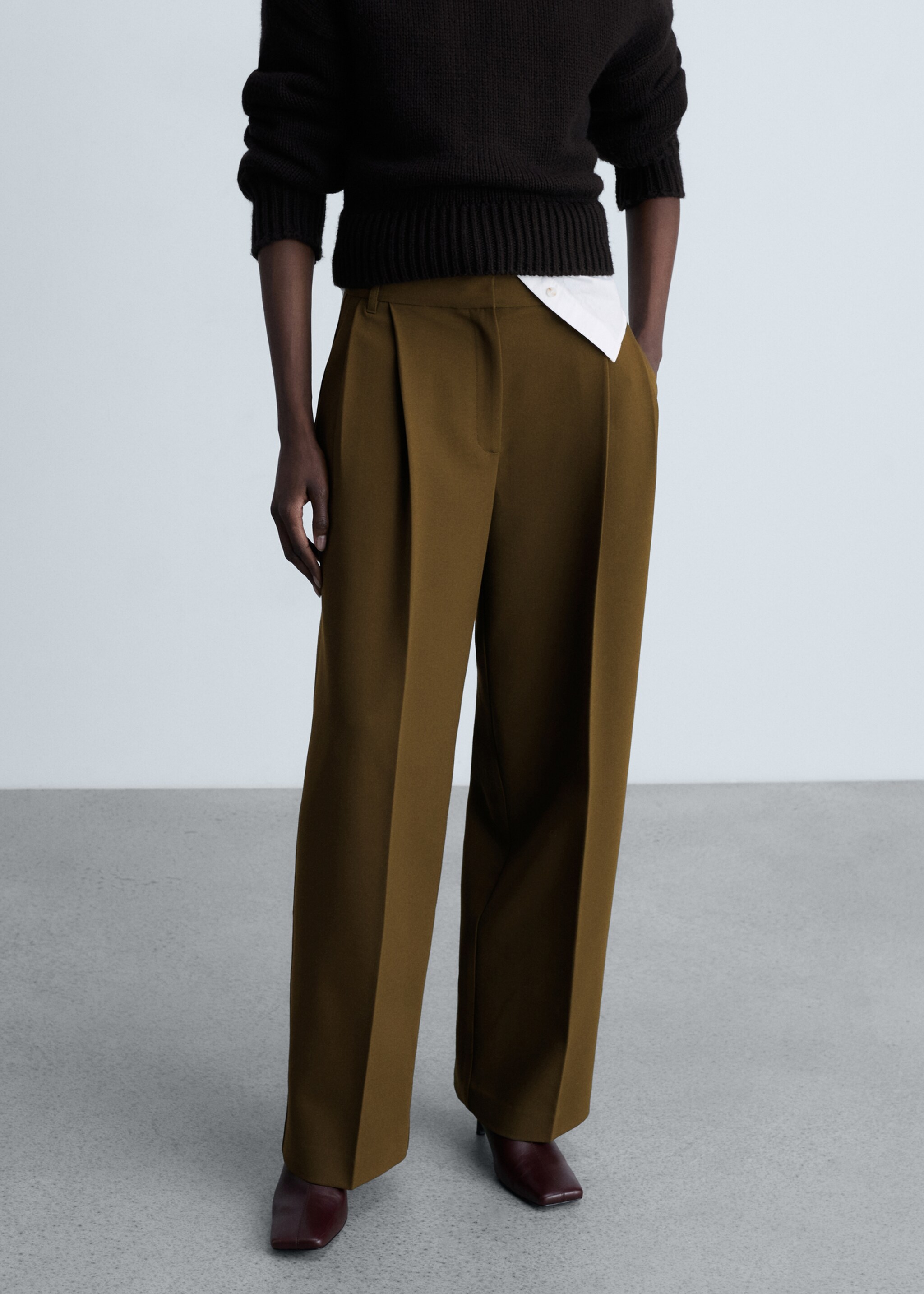 Pantalon droit pinces - Plan moyen, Kaki. Ref: 87011513-00.