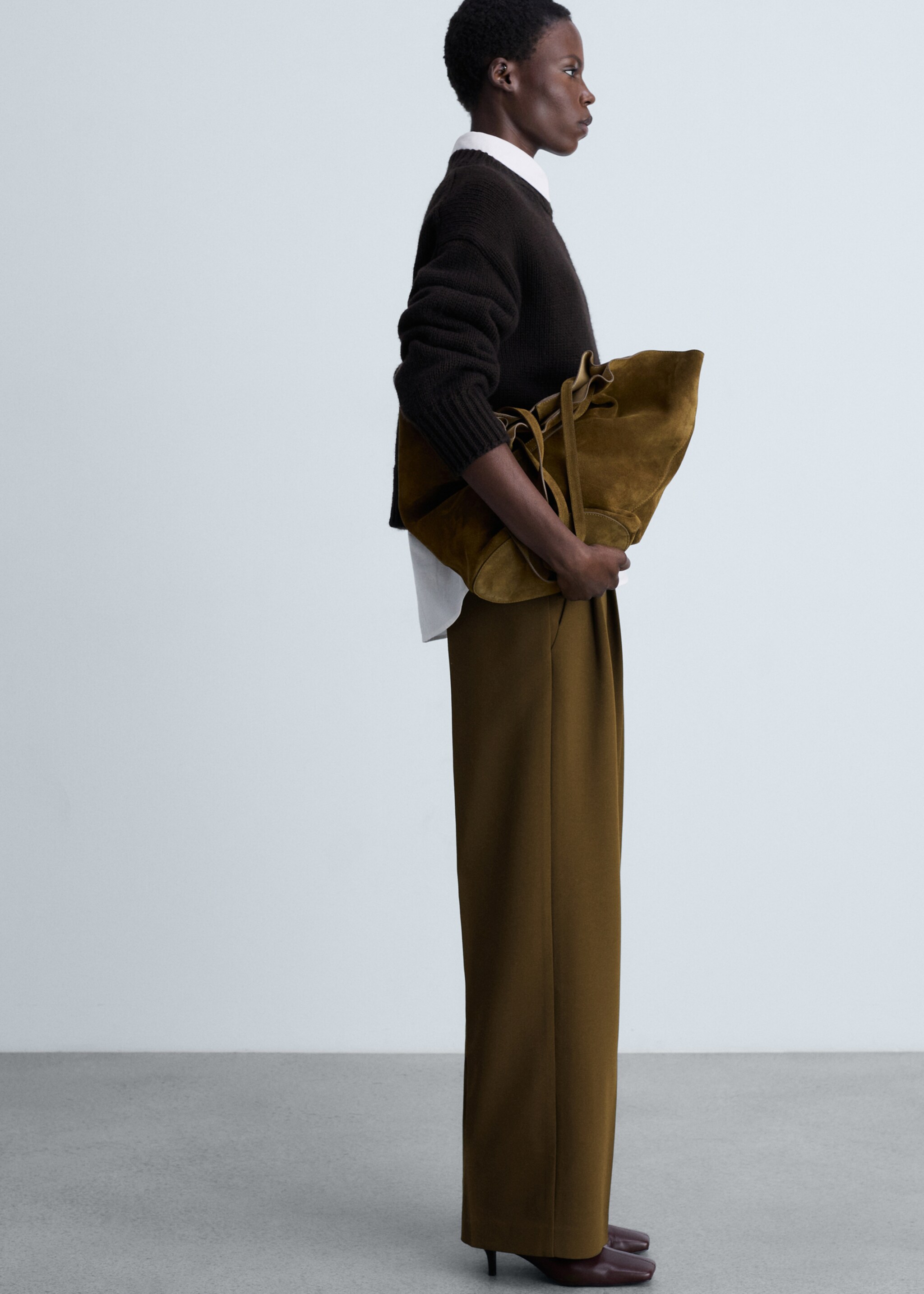 Pantalon droit pinces - Détail de l'article 2, Kaki. Ref: 87011513-00.