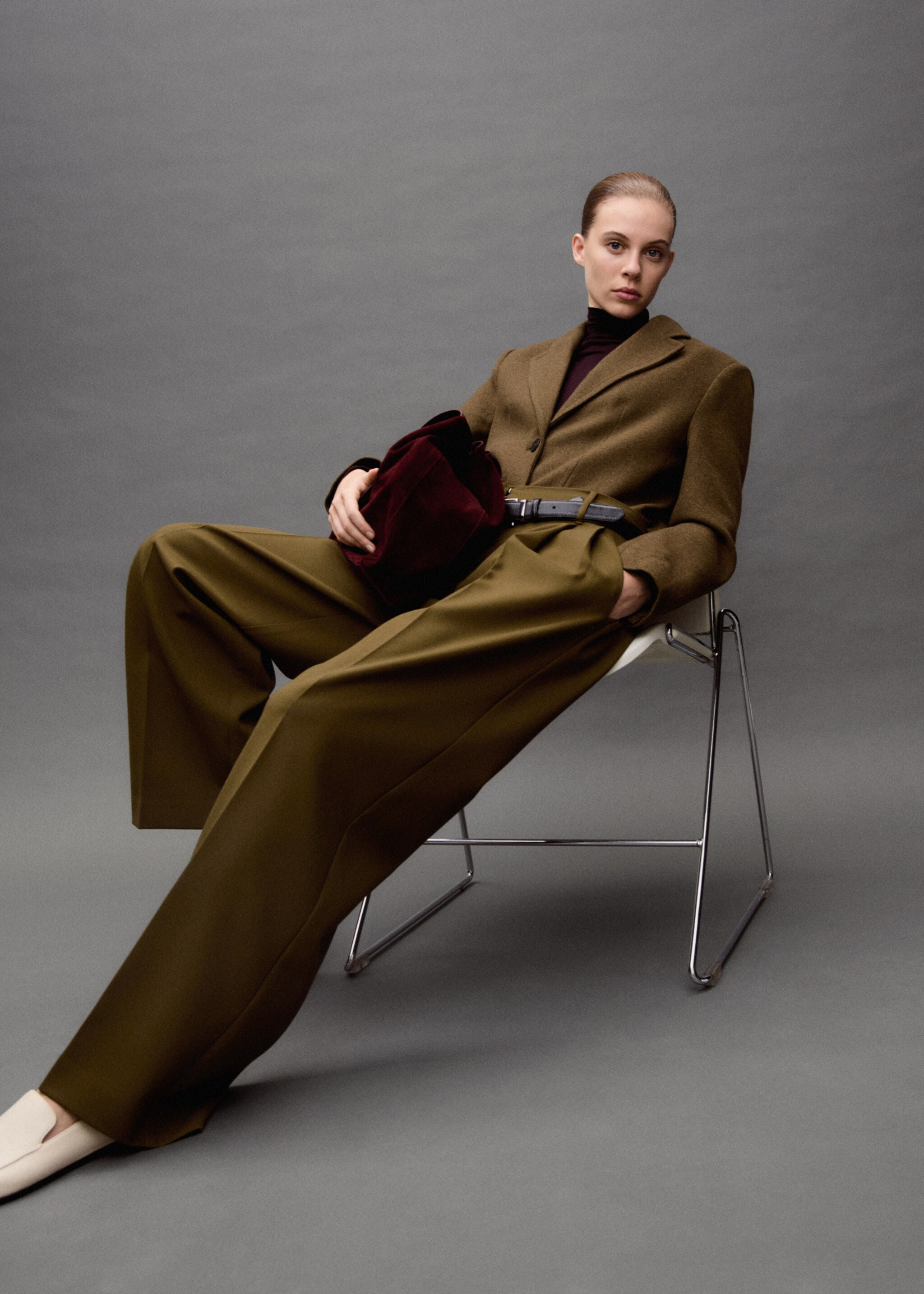 Pantalon droit pinces - Détail de l'article 7, Kaki. Ref: 87011513-00.