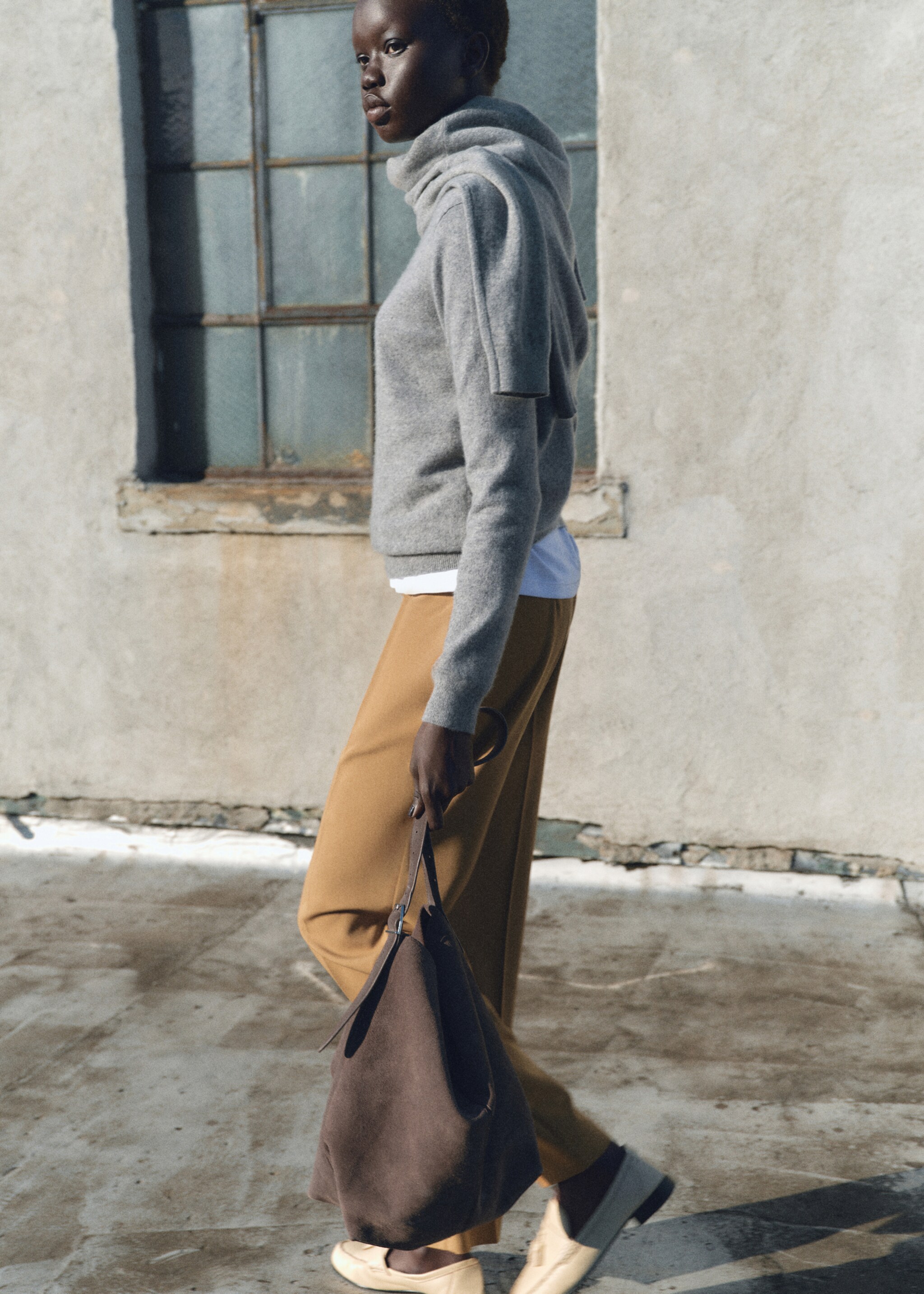 Straight-fit pleated trousers - Details of the article 2, Medium Brown. Ref: 87011514-00.