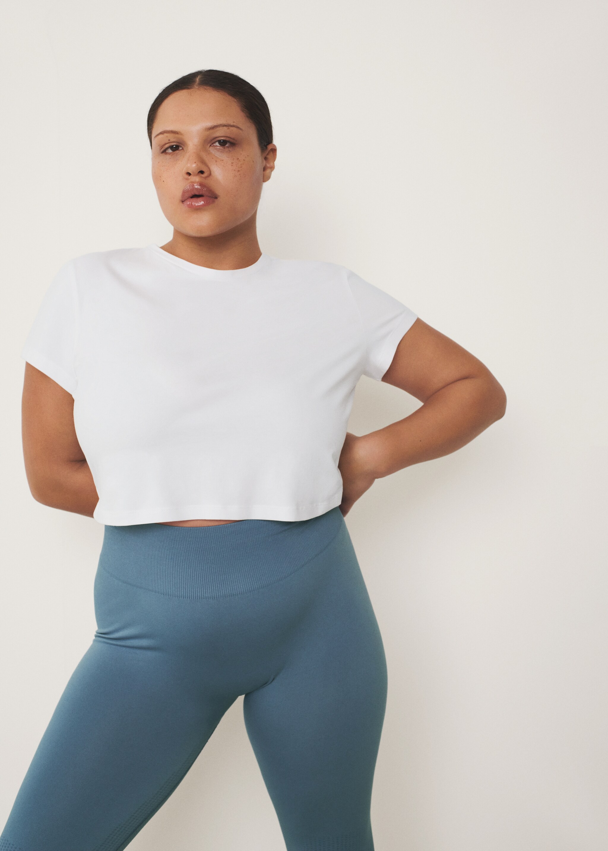 Camiseta crop algodón orgánico - Plano medio
