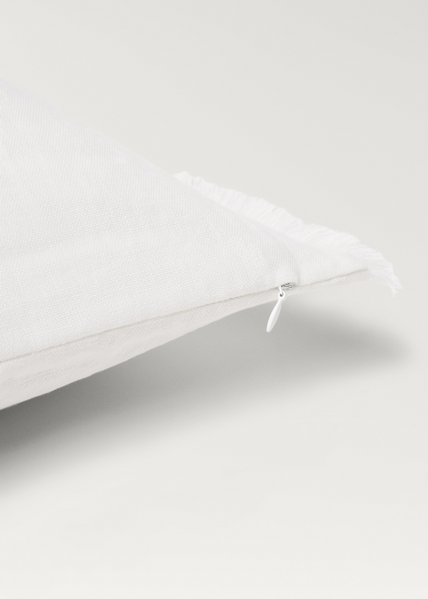 Linen cushion cover with fringes 50x50 cm - Details of the article 3