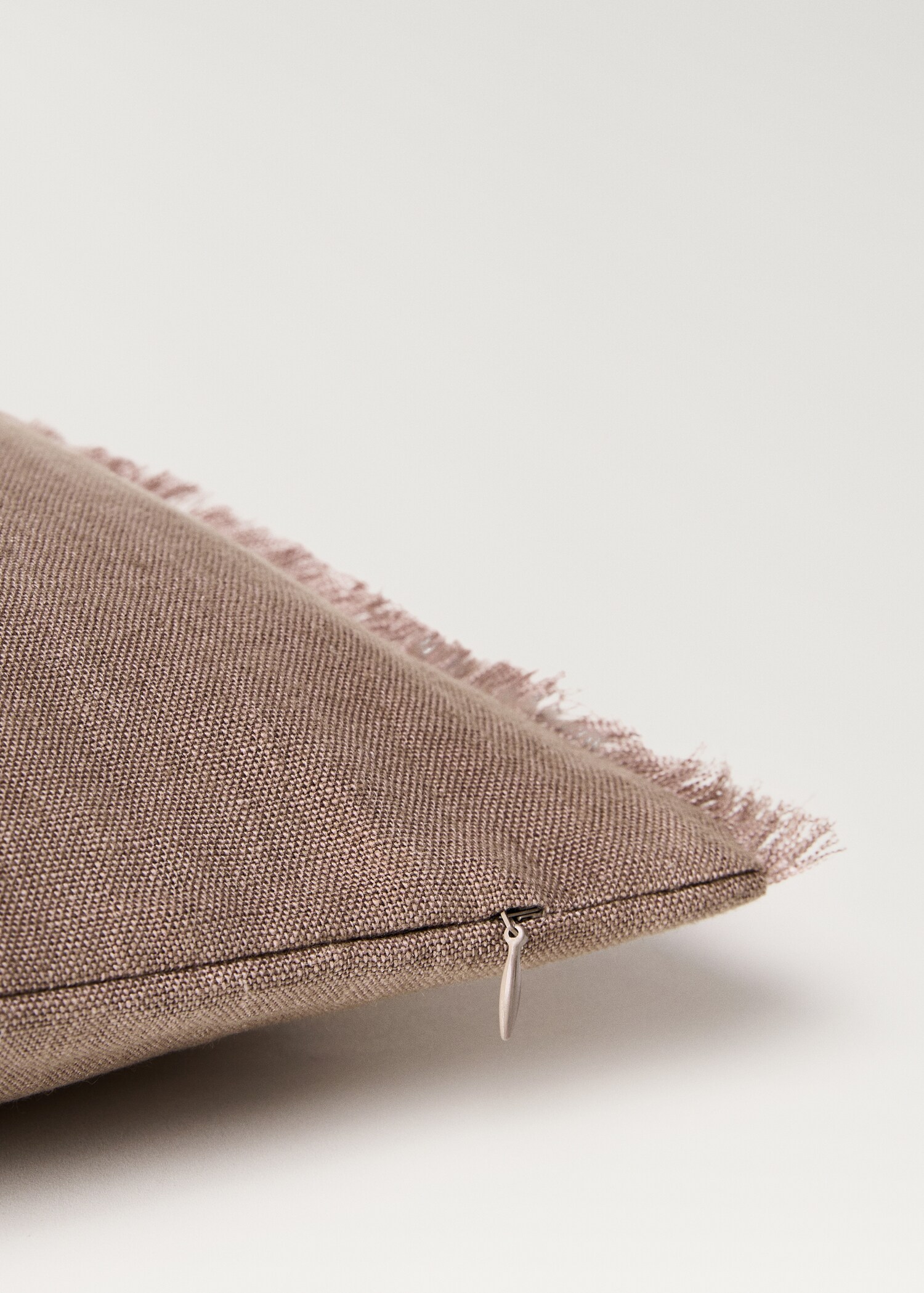 Linen cushion cover with fringes 50x50 cm - Details of the article 2