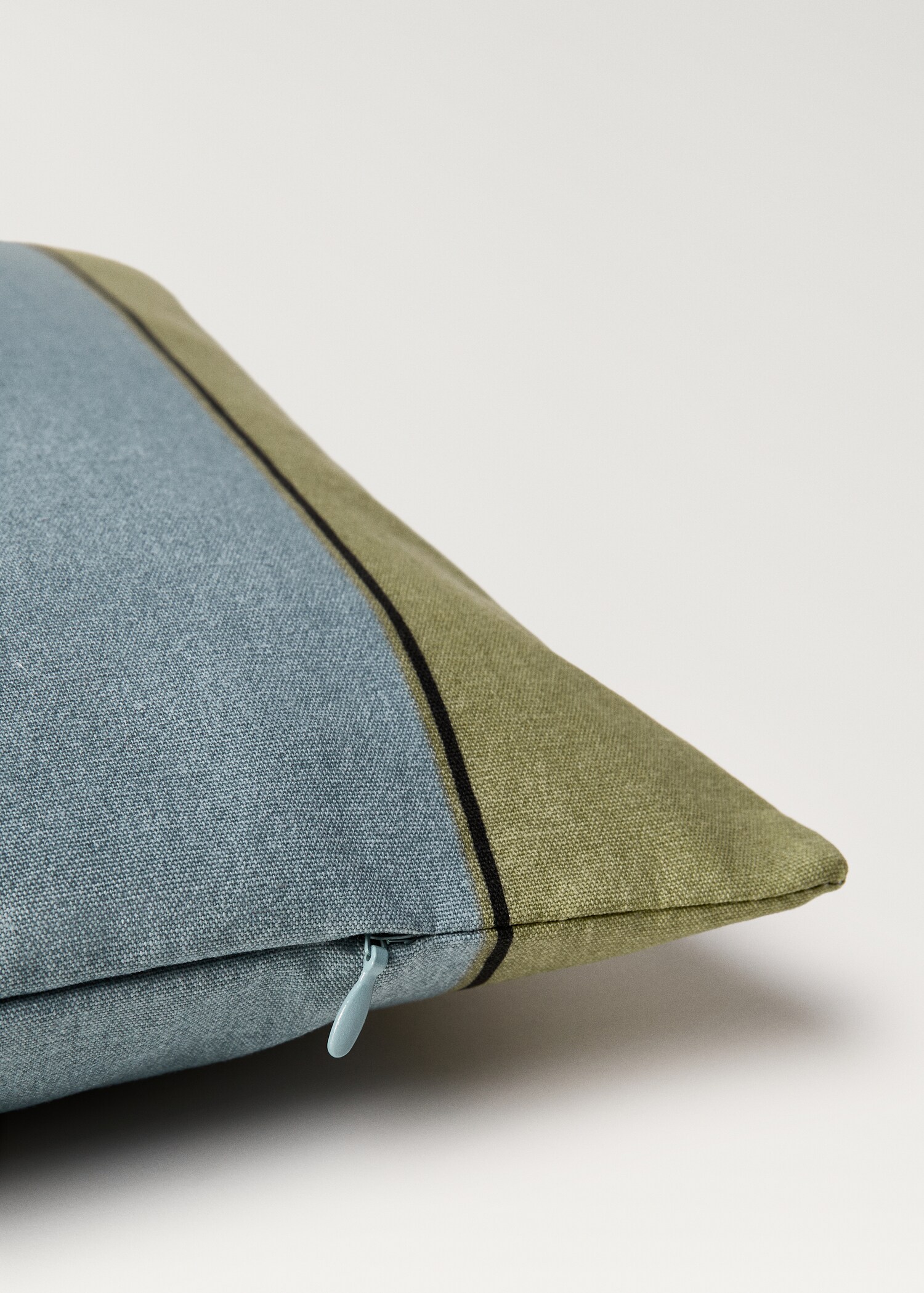 Waterproof striped cushion cover 30x50 cm - Details of the article 2