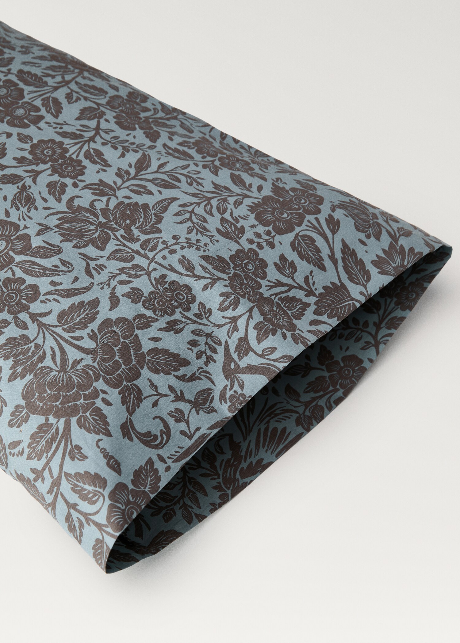 Cotton percale printed two-tone floral pillowcase, 45x110 cm - Details of the article 2