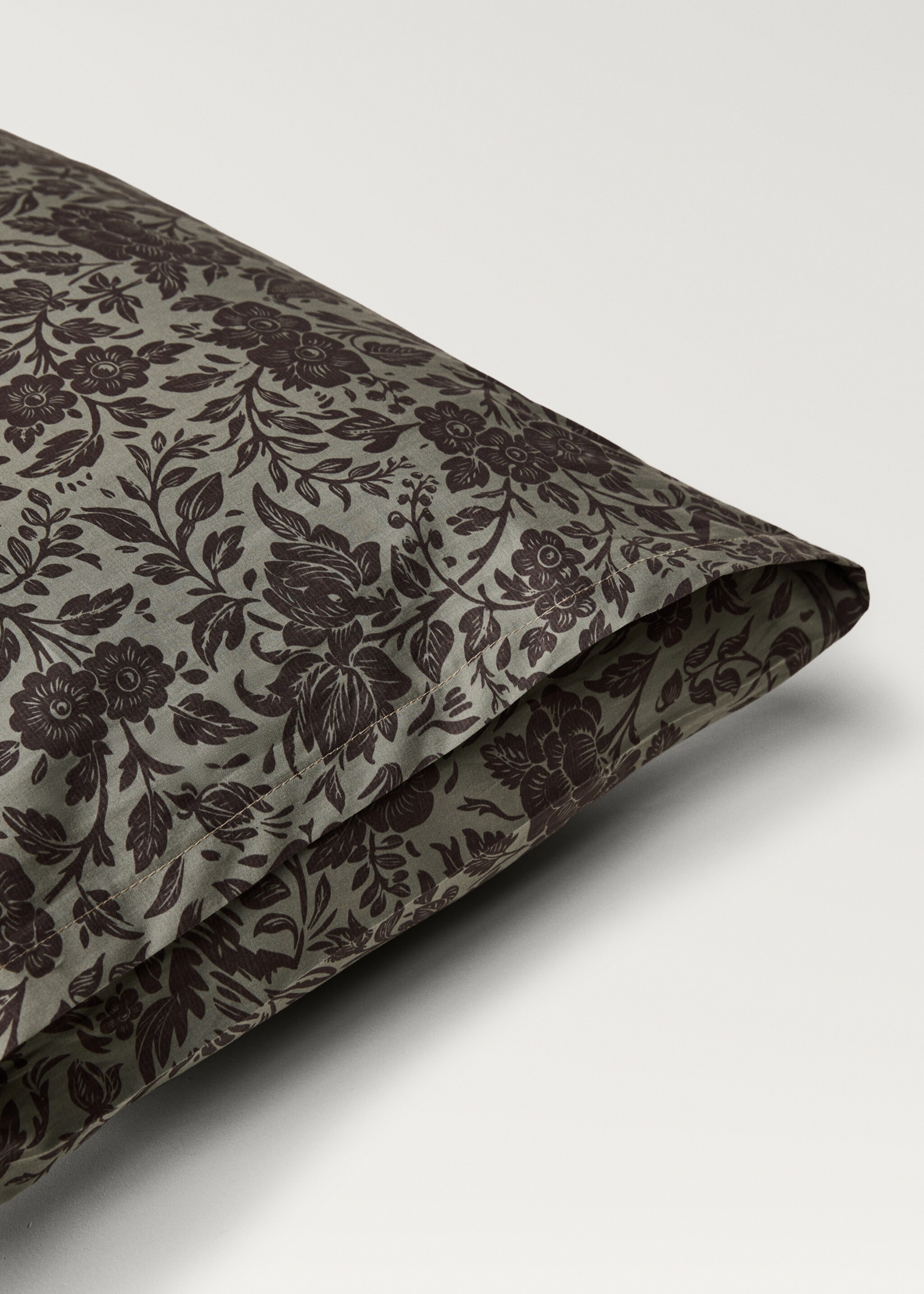 Two cotton percale two-tone floral-print pillowcases 50x75 cm - Details of the article 1, Khaki. Ref: 87012950-00.