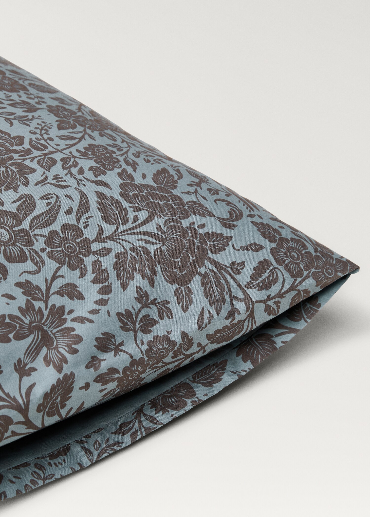 Two cotton percale two-tone floral-print pillowcases 50x75 cm - Details of the article 2