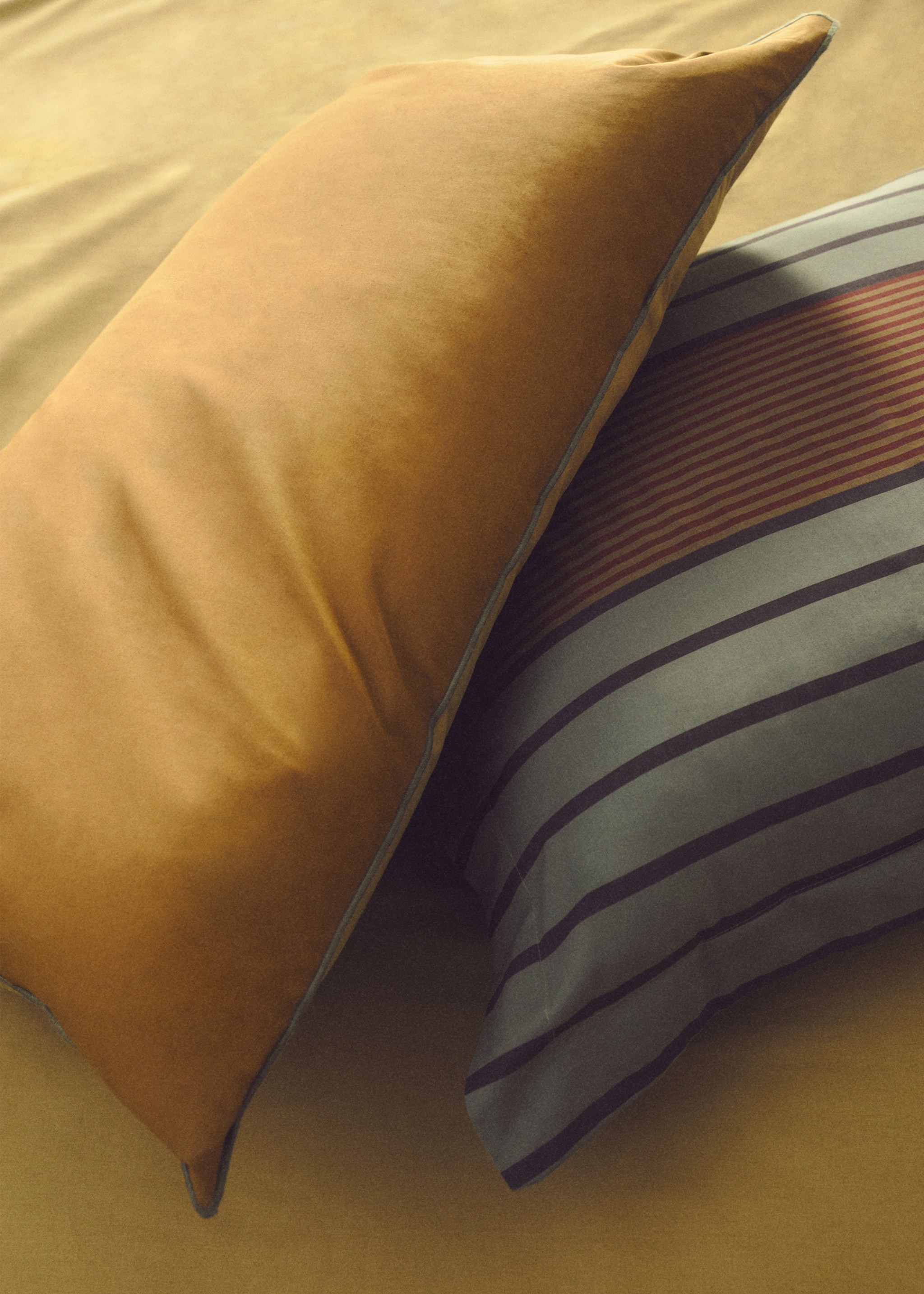 Two cotton percale reversible pillowcases 50x75 cm - Details of the article 6, Caramel. Ref: 87012956-00.