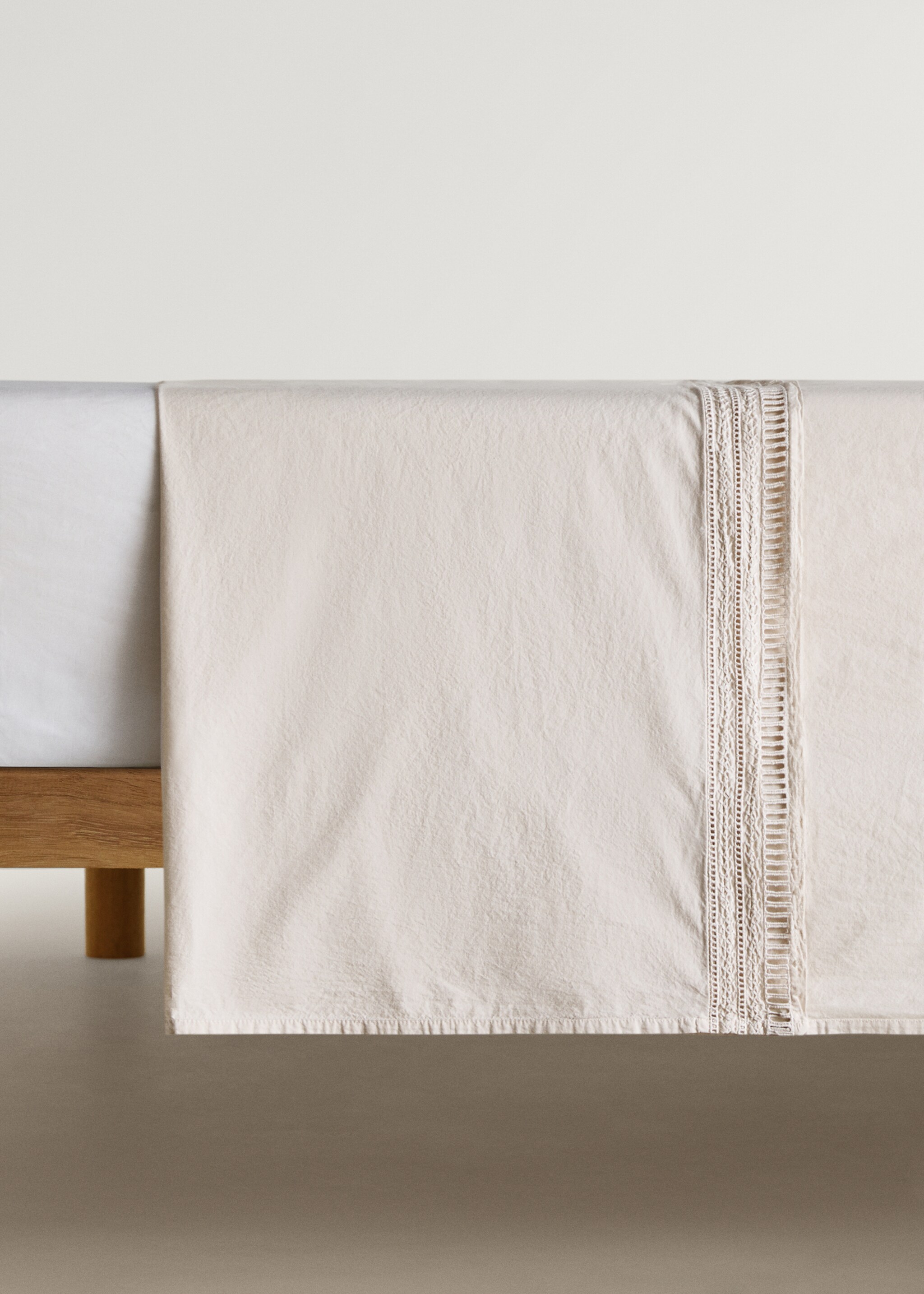 Top sheet with embroidered trim for 135/140 cm bed - Article without model, Light/Pastel Grey. Ref: 87012961-00.