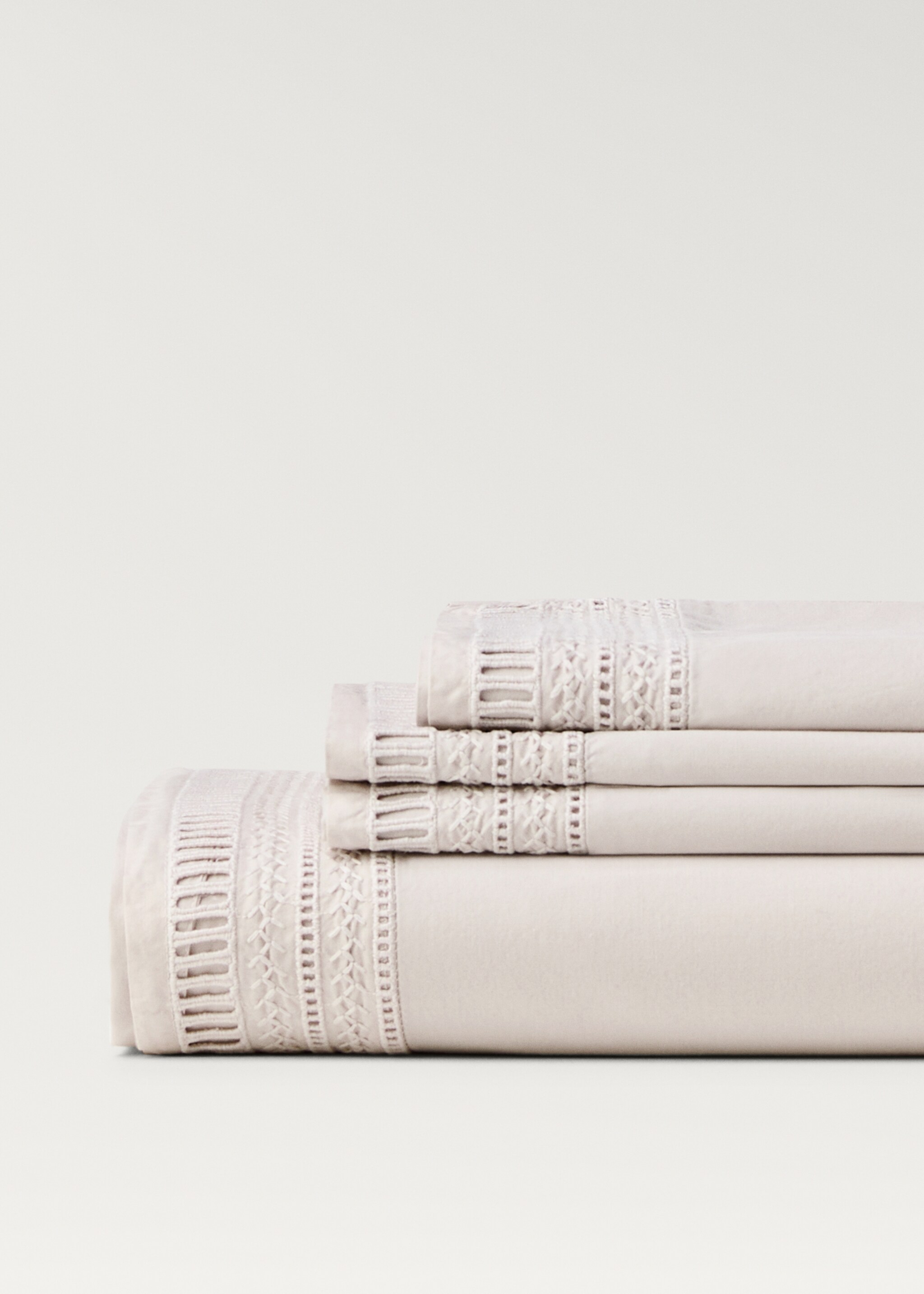 Top sheet with embroidered trim for 135/140 cm bed - Details of the article 2, Light/Pastel Grey. Ref: 87012961-00.