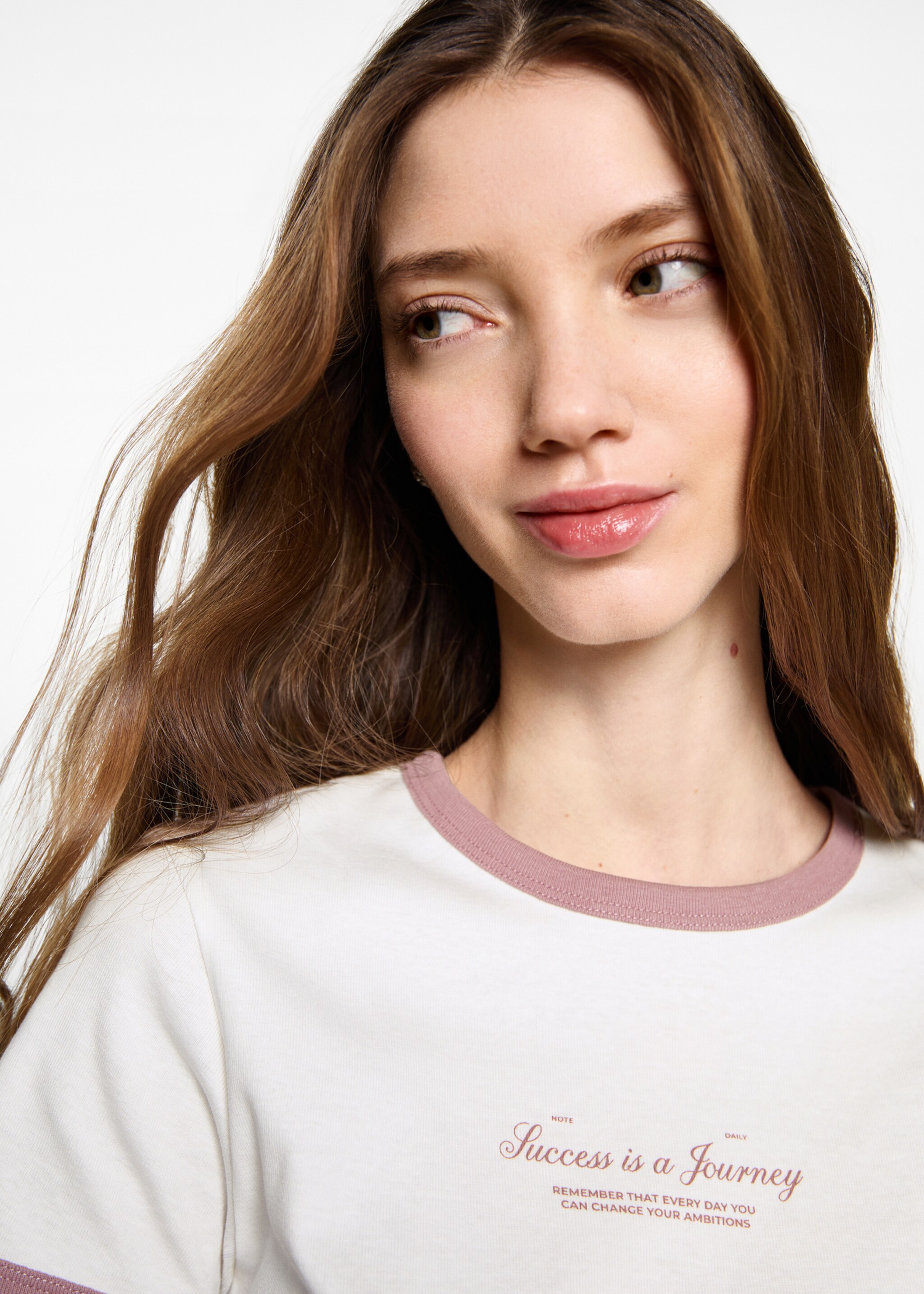 Camiseta crop mensaje - Detalle del artículo 1, Blanco roto. Ref: 87013278-00.