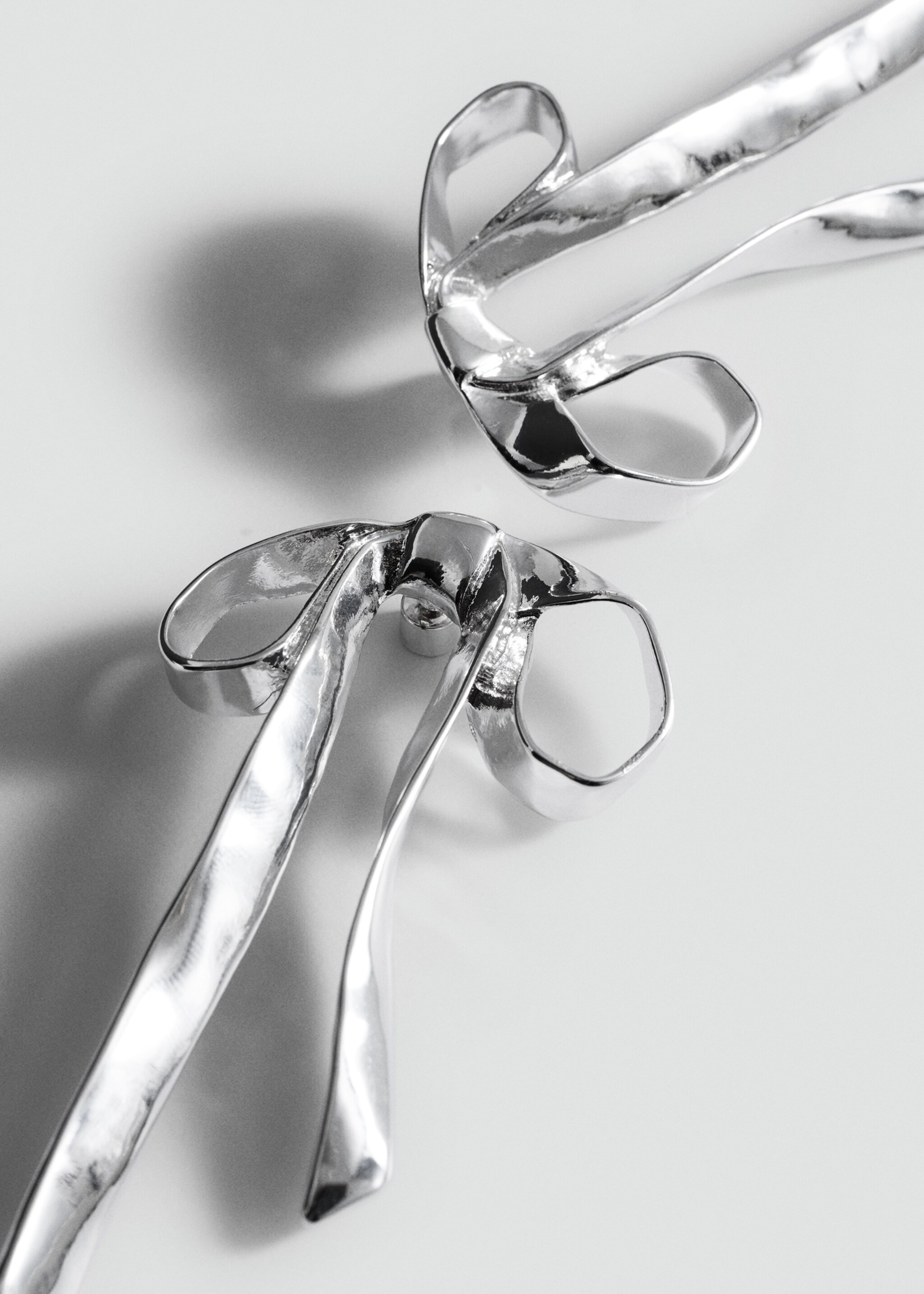 Rigid bow earrings - Medium plane, Silver. Ref: 87013315-00.
