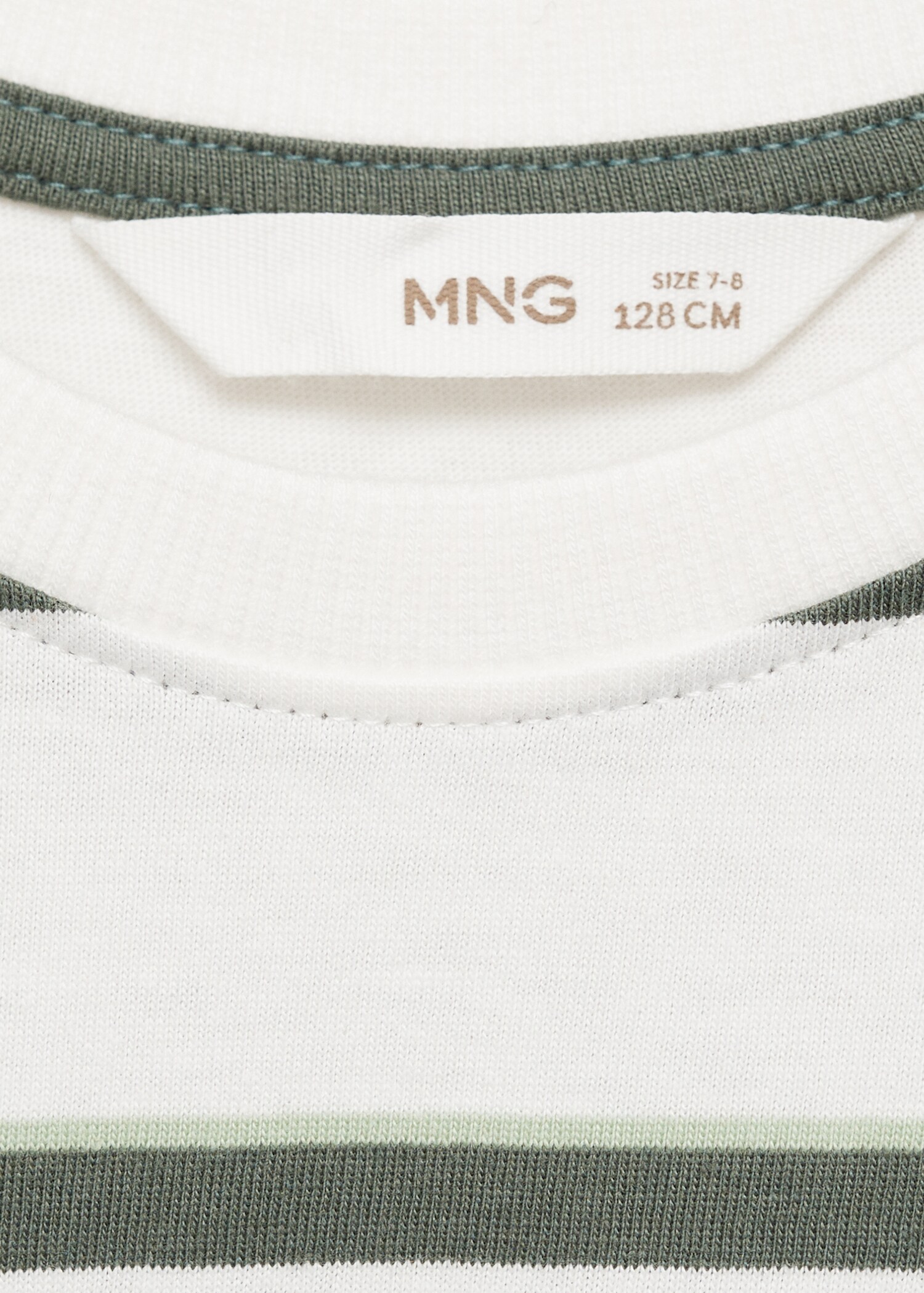 Striped short-sleeved t-shirt - Details of the article 8