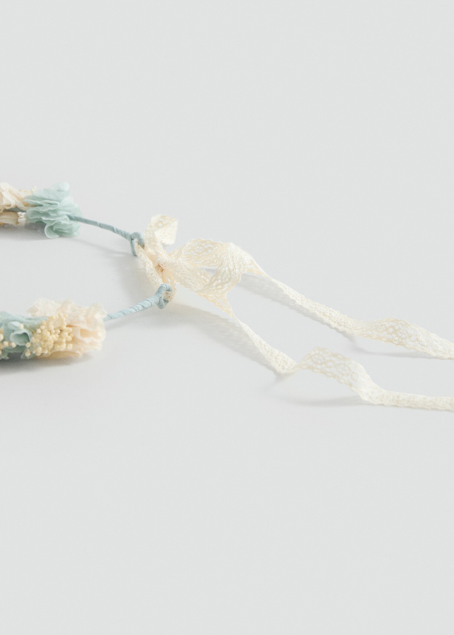 Diadema flores cierre lazo - Plano medio