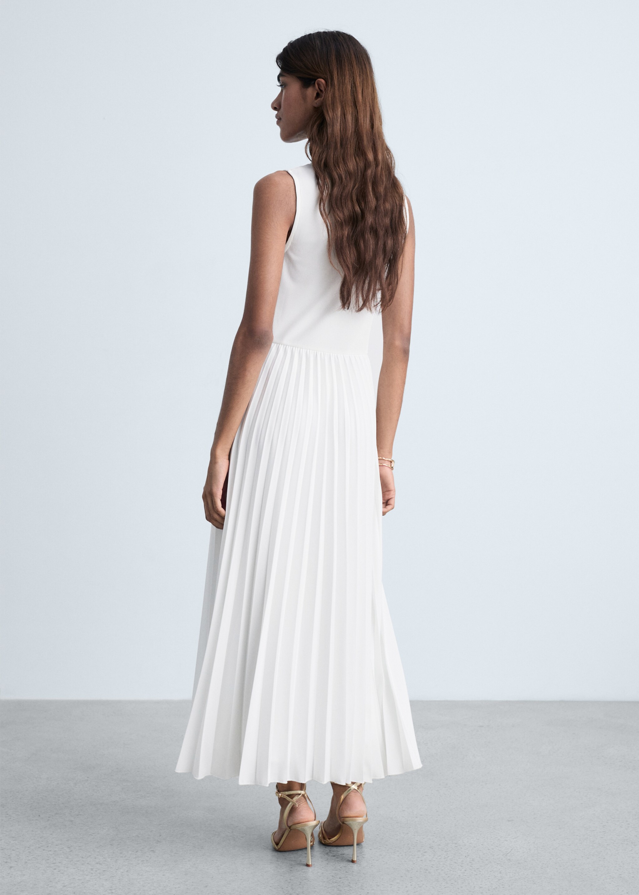 Pleated long dress - Reverse of the article, White. Ref: 87014067-00.