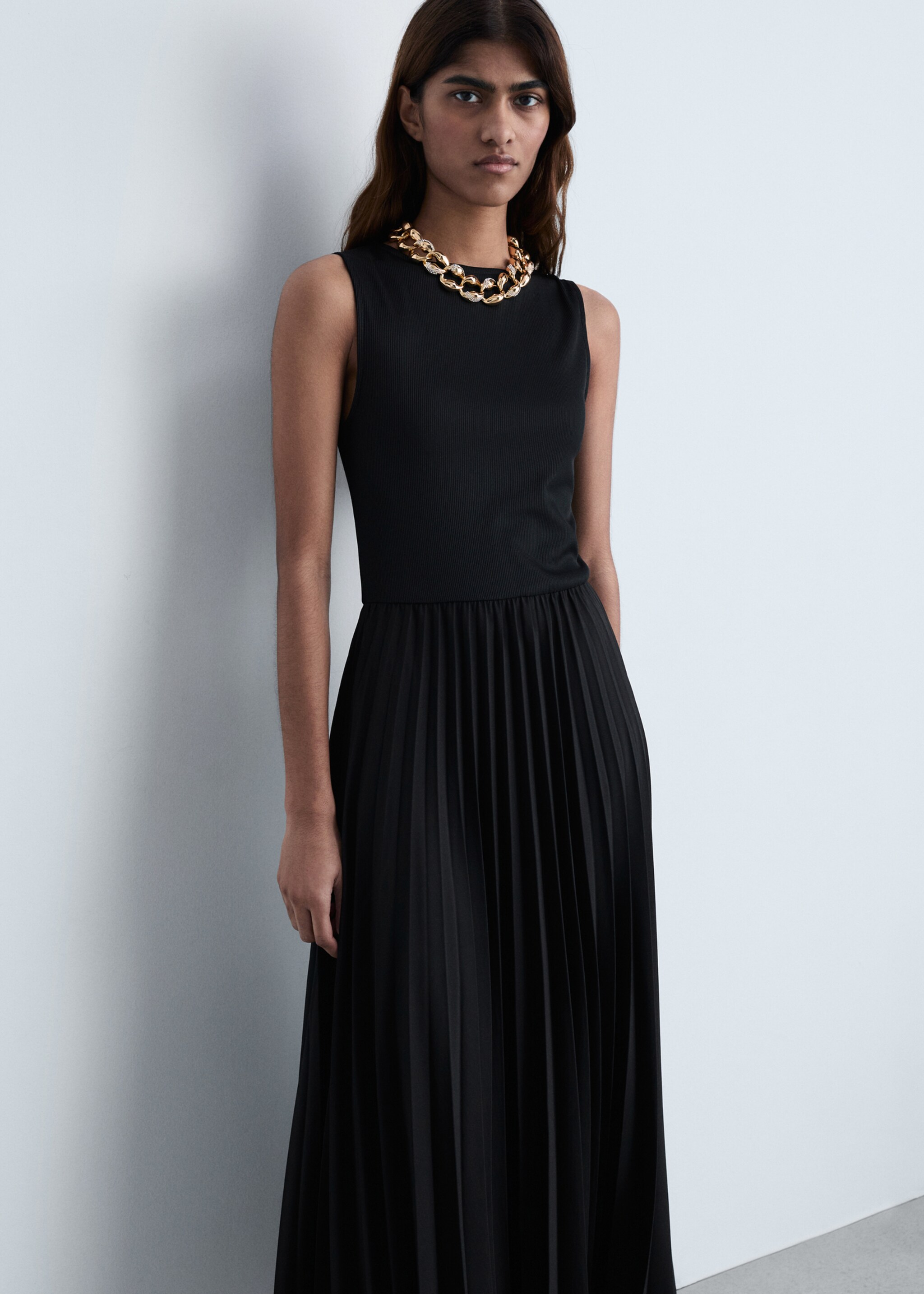 Pleated long dress - Medium plane, Black. Ref: 87014067-00.