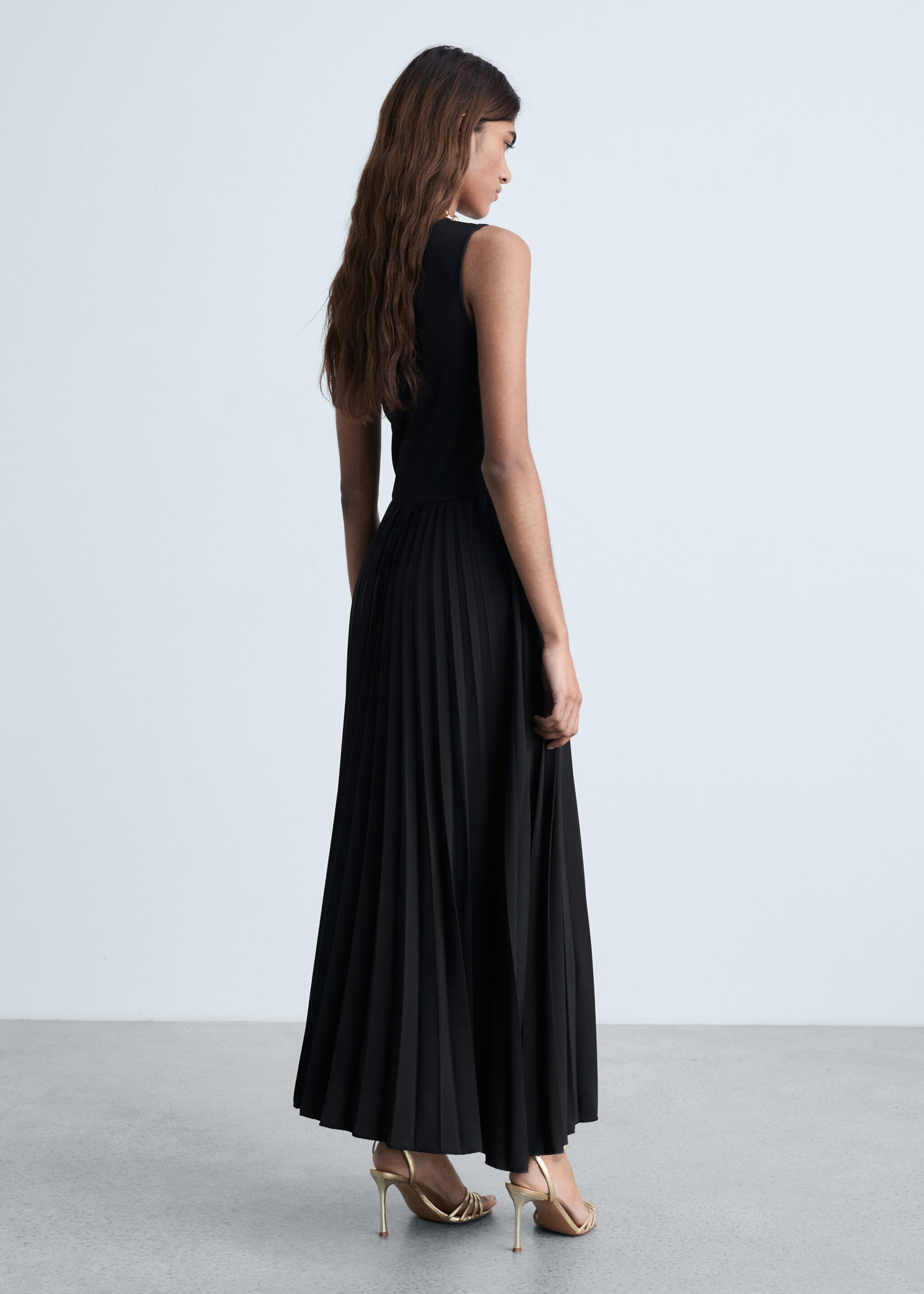 Pleated long dress - Reverse of the article, Black. Ref: 87014067-00.