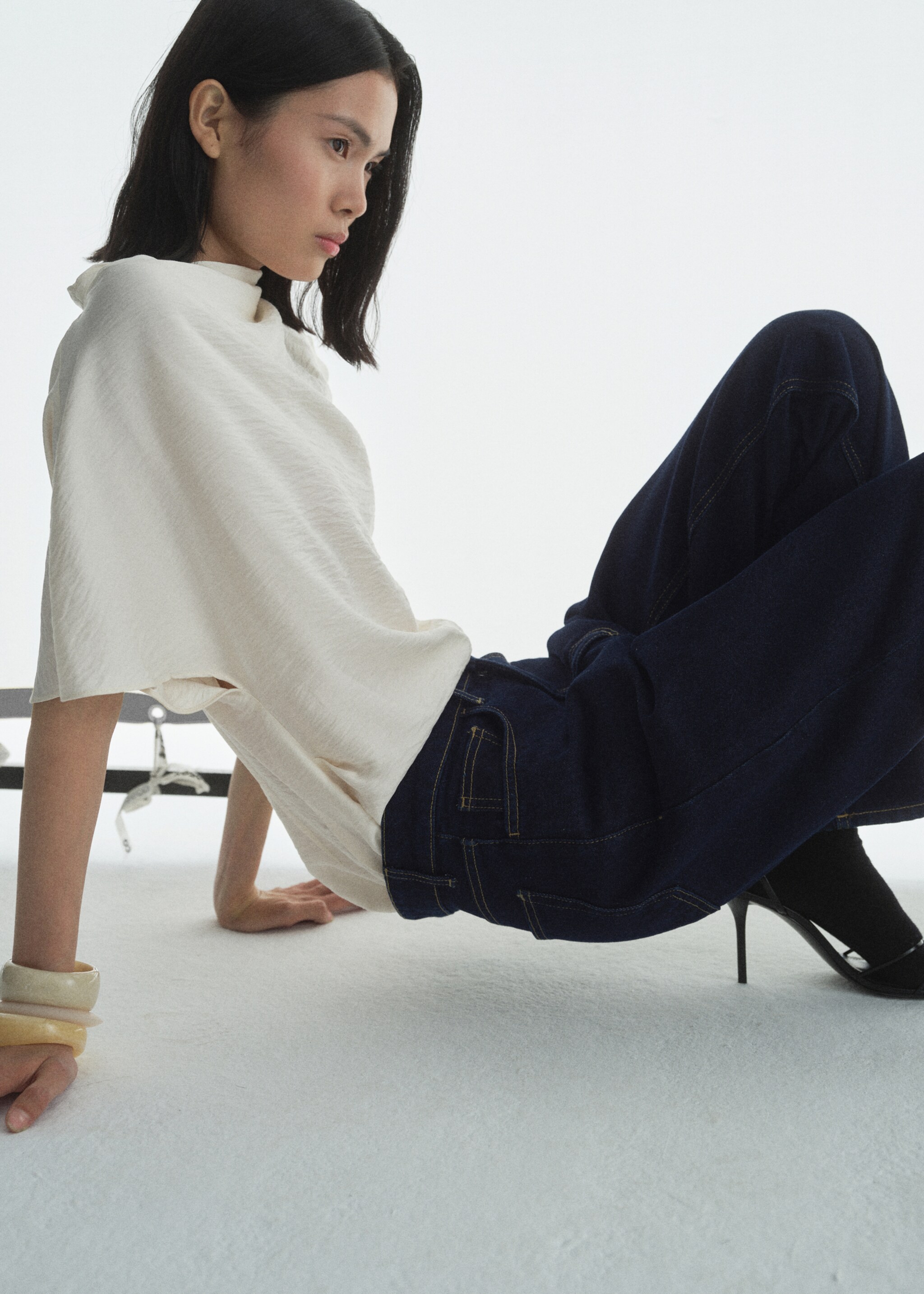 High-waisted straight-fit rinse-wash jeans - Details of the article 1, Open Blue. Ref: 87014075-00.