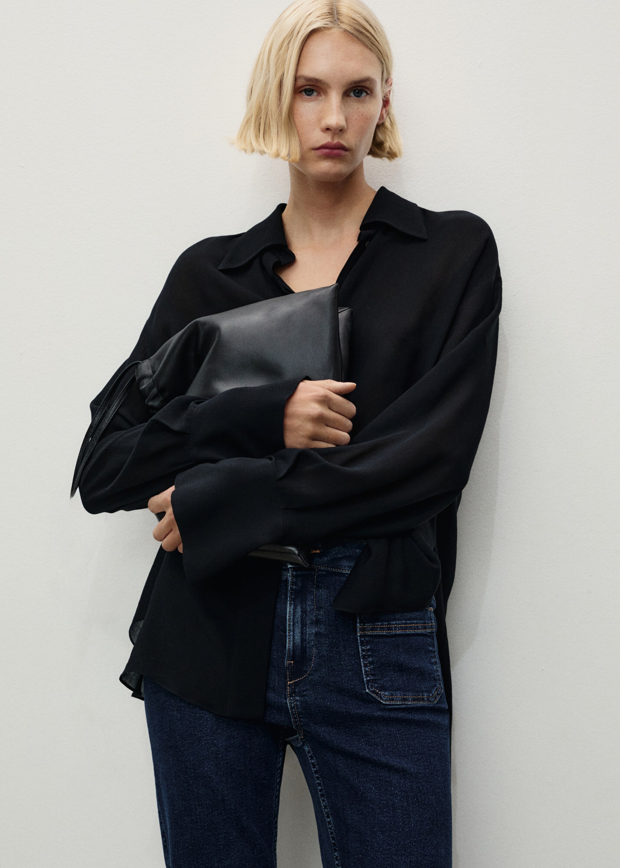 Flared cropped jeans with pockets - Details of the article 1, Dark Blue. Ref: 87014076-00.