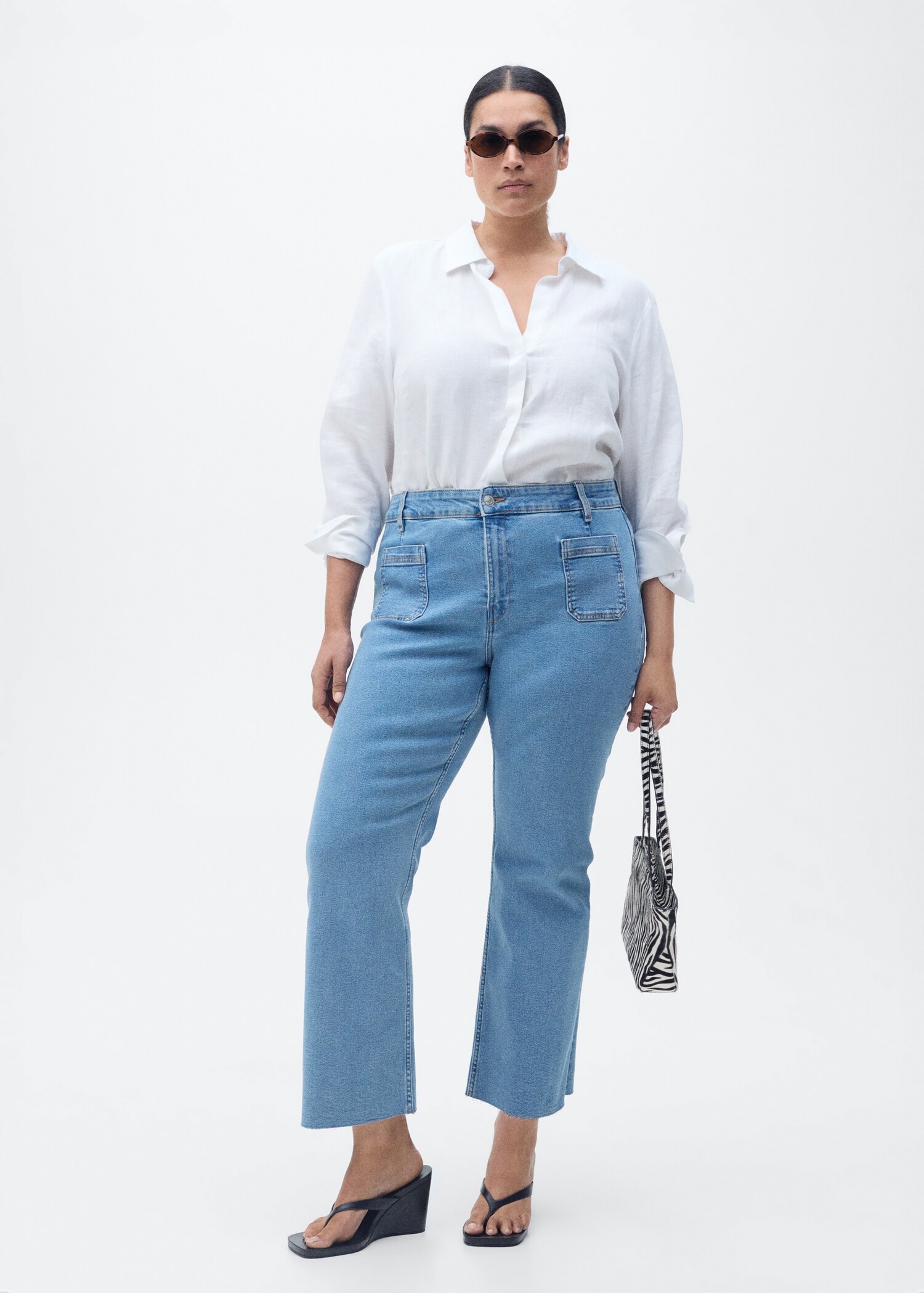 Flared cropped jeans with pockets - Details of the article 3