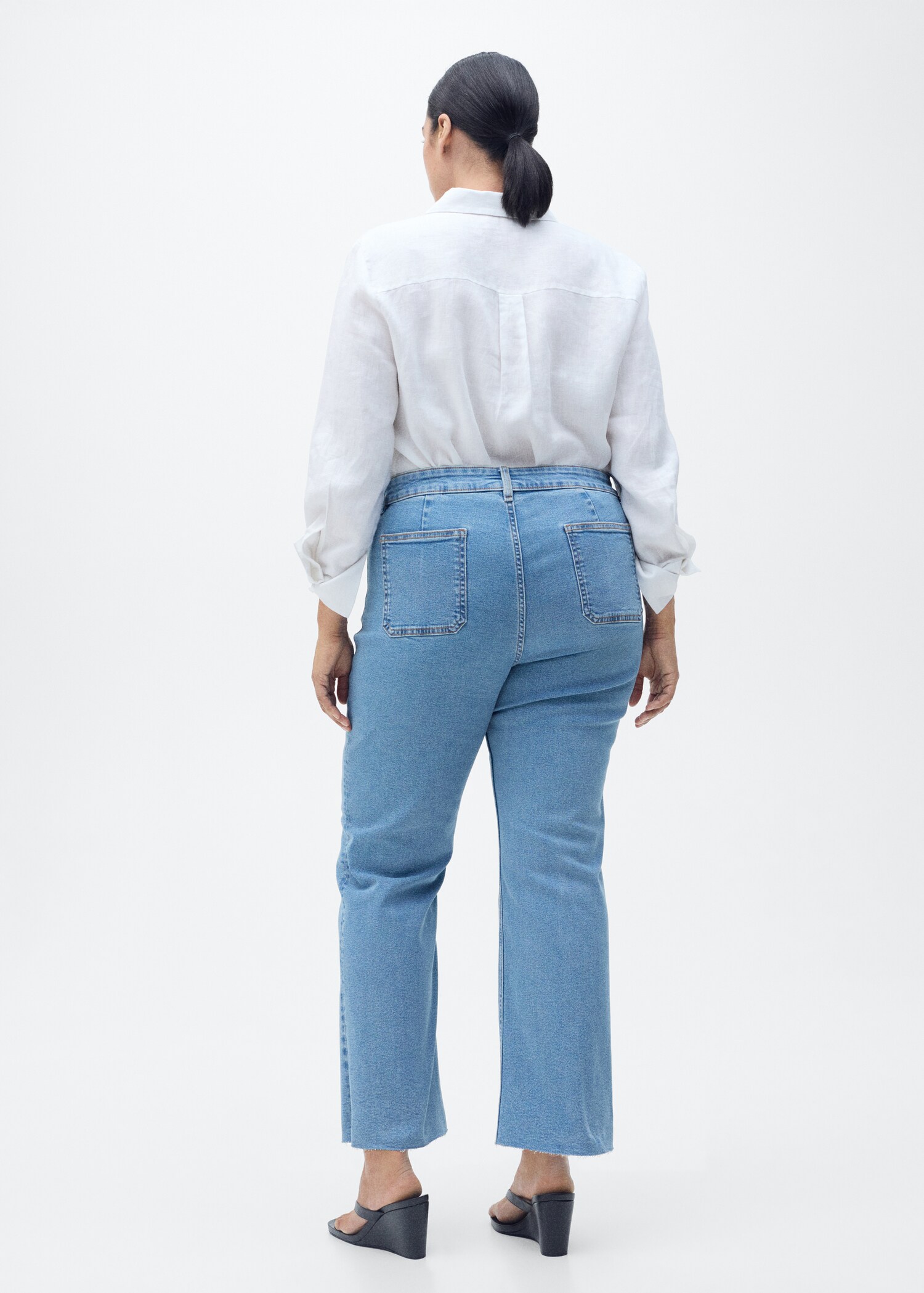 Flared cropped jeans with pockets - Details of the article 4
