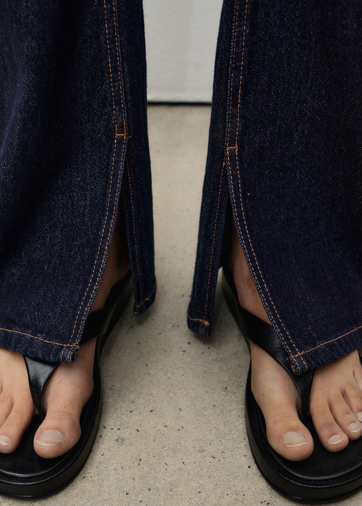 Rinse-wash flared jeans with openings - Details of the article 6