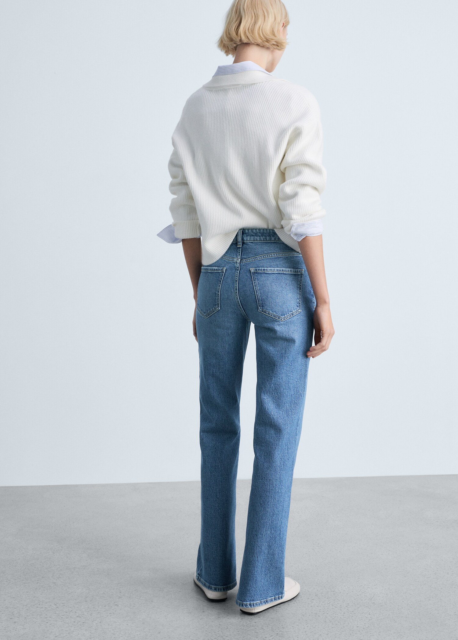Medium-rise straight jeans with slits - Reverse of the article