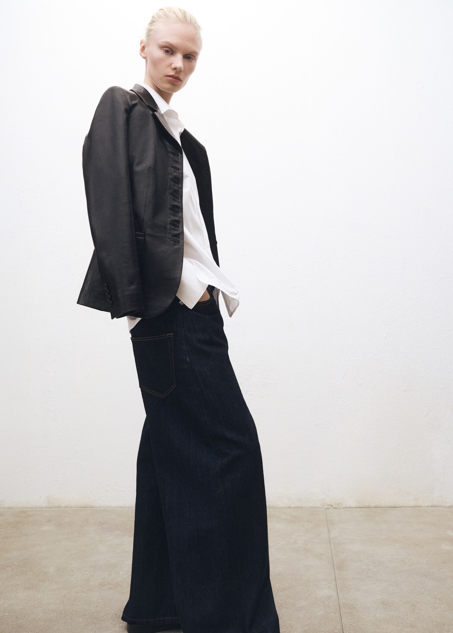 Low-rise wide leg rinse-wash jeans - Details of the article 1