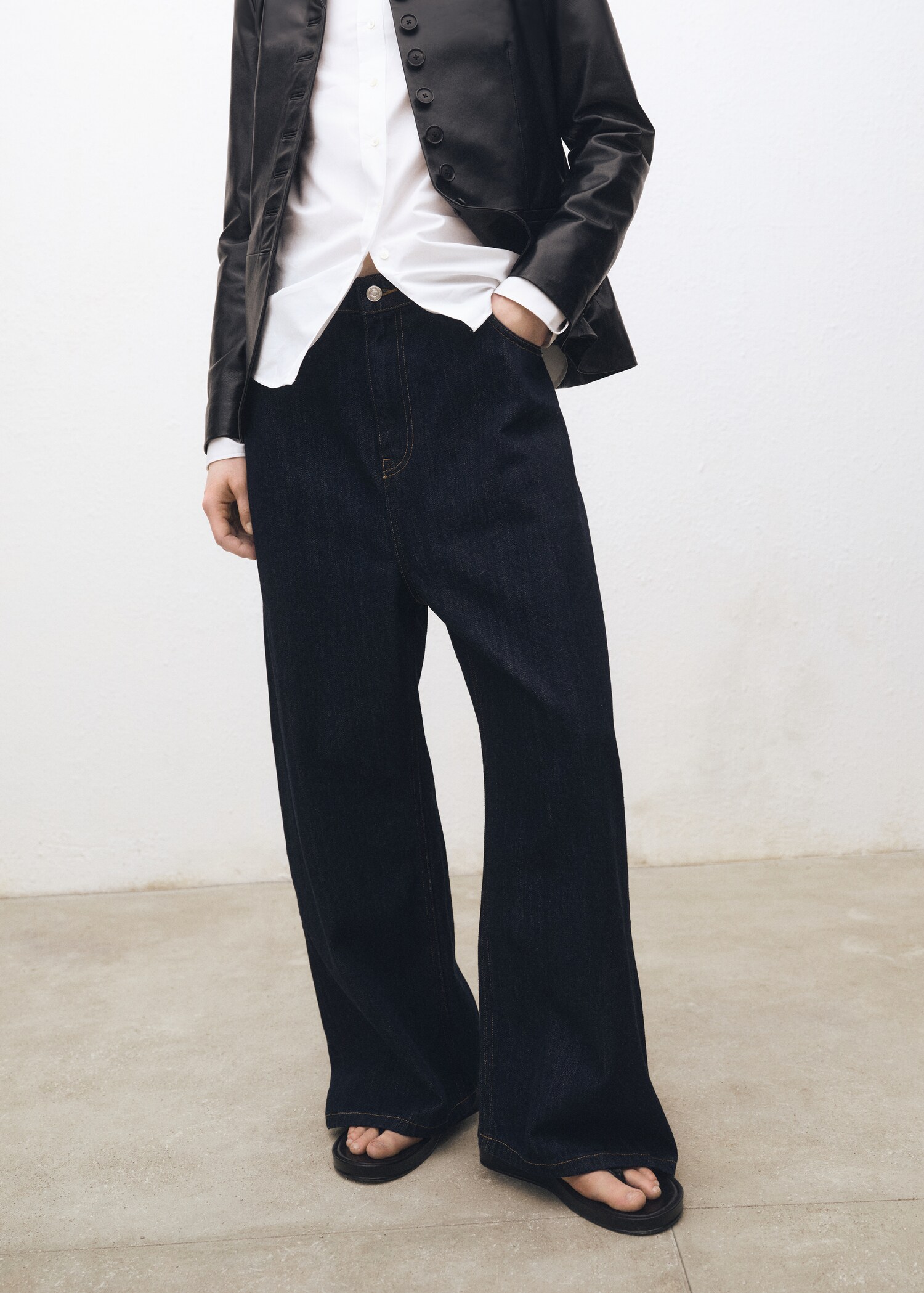 Low-rise wide leg rinse-wash jeans - Details of the article 2