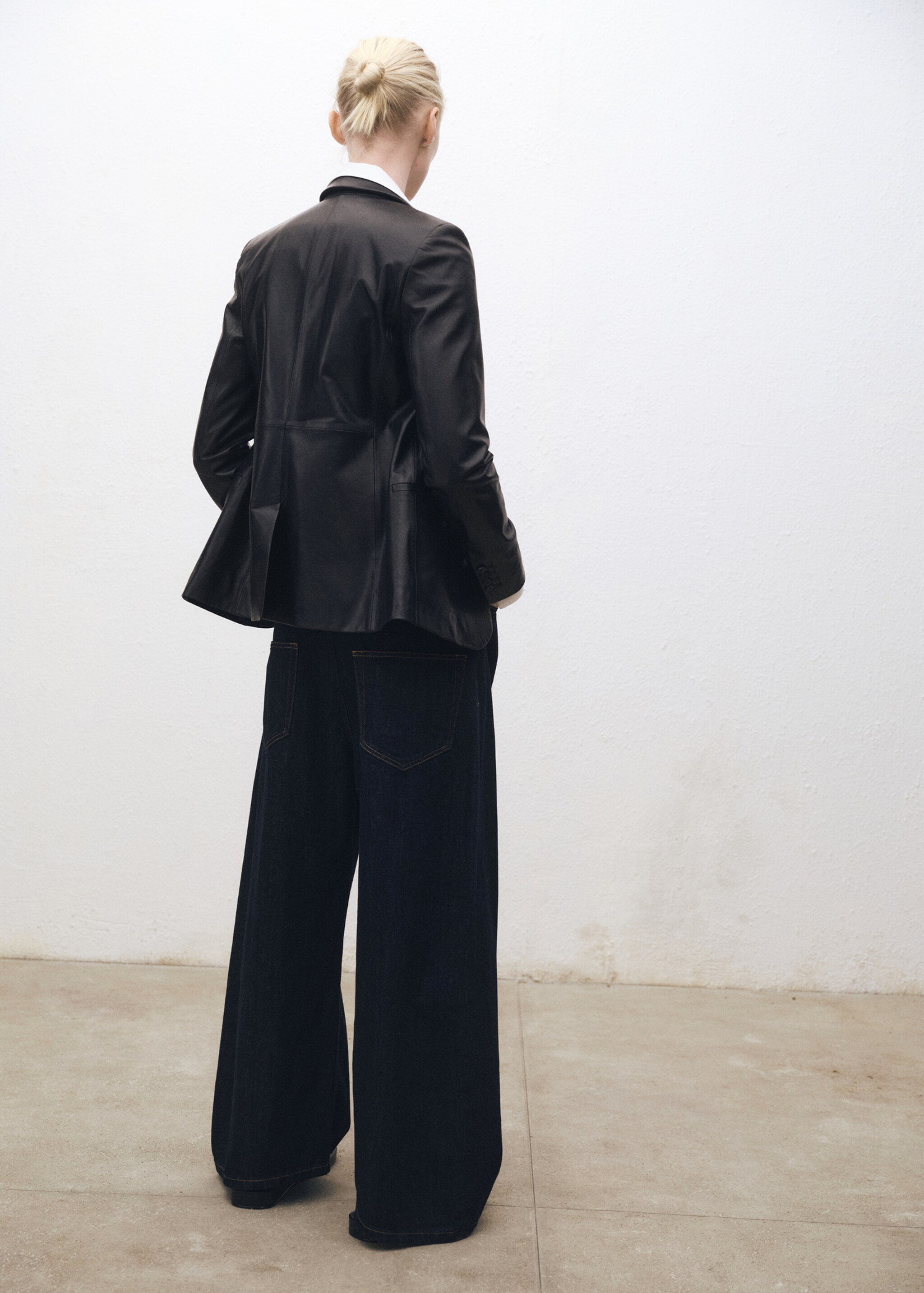 Low-rise wide leg rinse-wash jeans - Reverse of the article, Open Blue. Ref: 87014083-00.