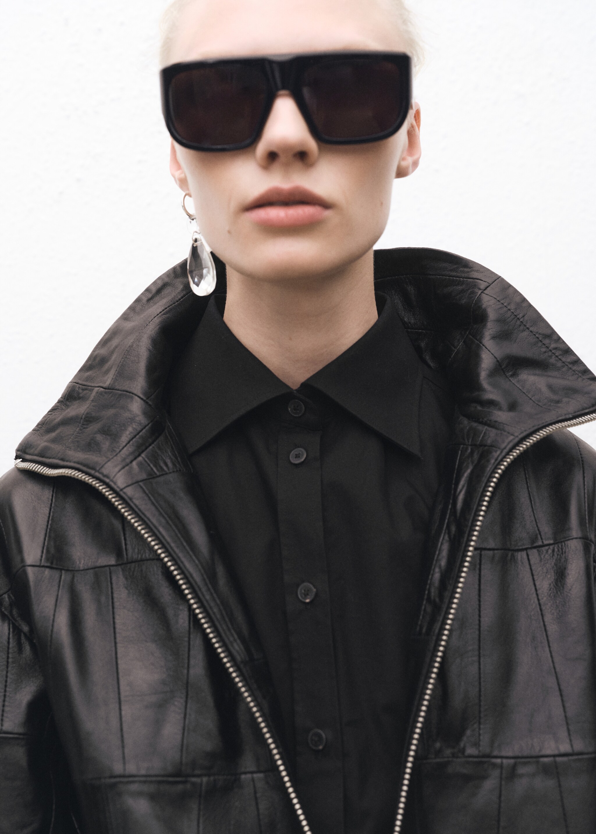 Fitted shirt with cuffless sleeves - Details of the article 1, Black. Ref: 87014085-00.