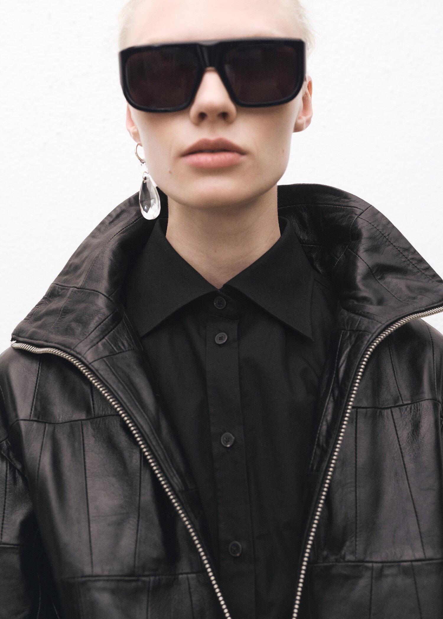 Fitted shirt with cuffless sleeves - Details of the article 1