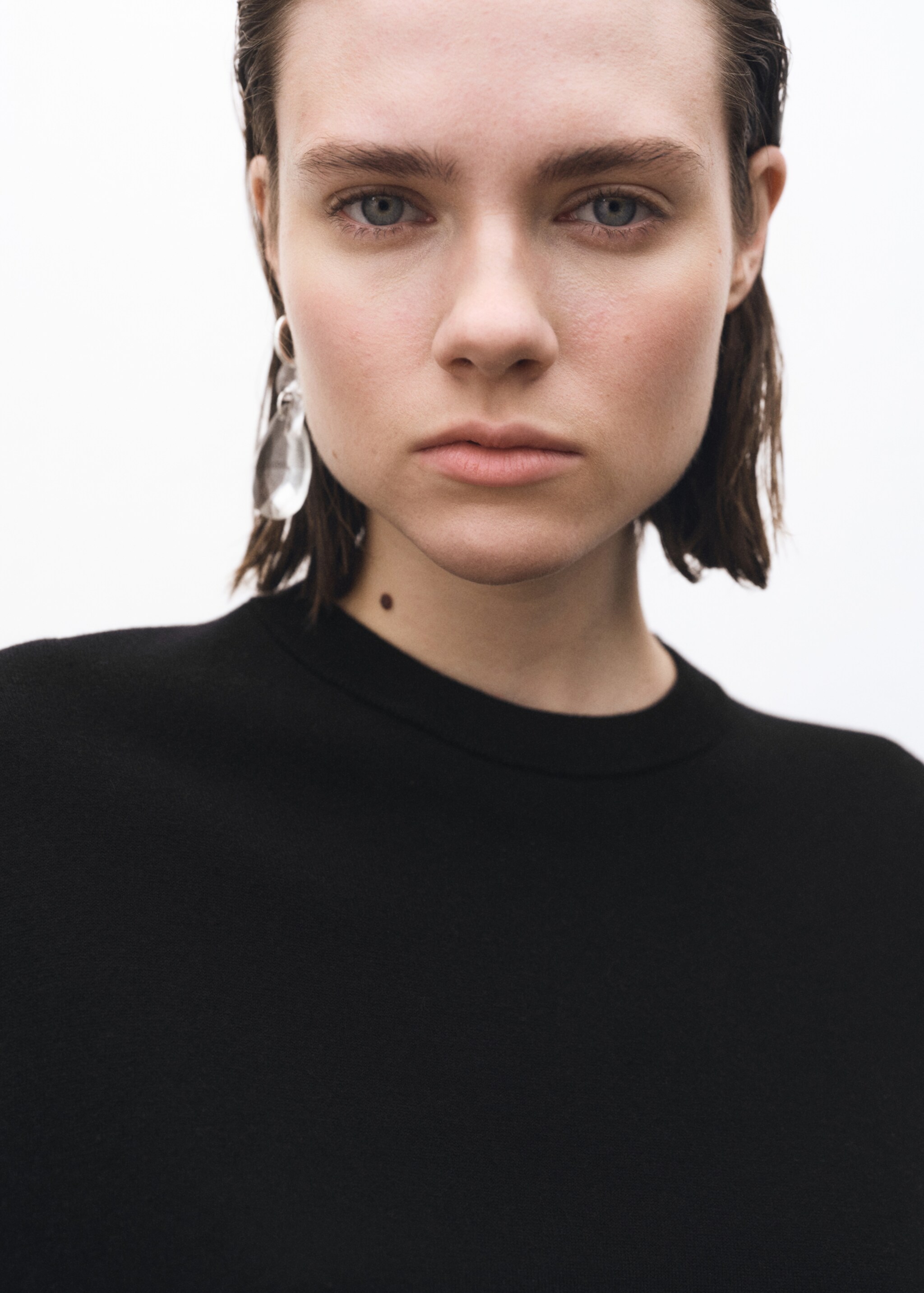 Rundhalspullover aus Wollgemisch - Detail des Artikels 1, Schwarz. Ref: 87014090-00.