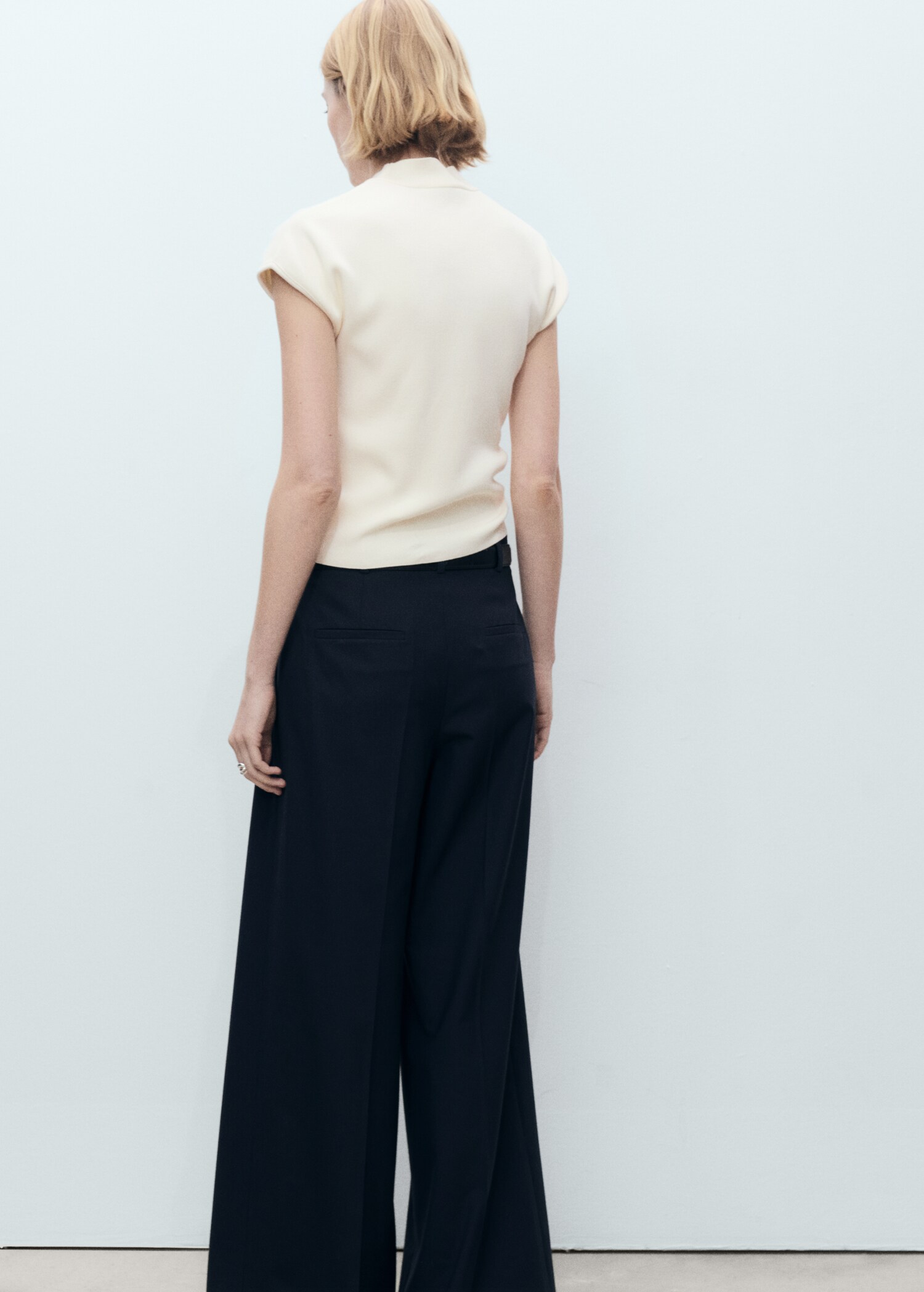 Short-sleeved fine-knit sweater - Reverse of the article