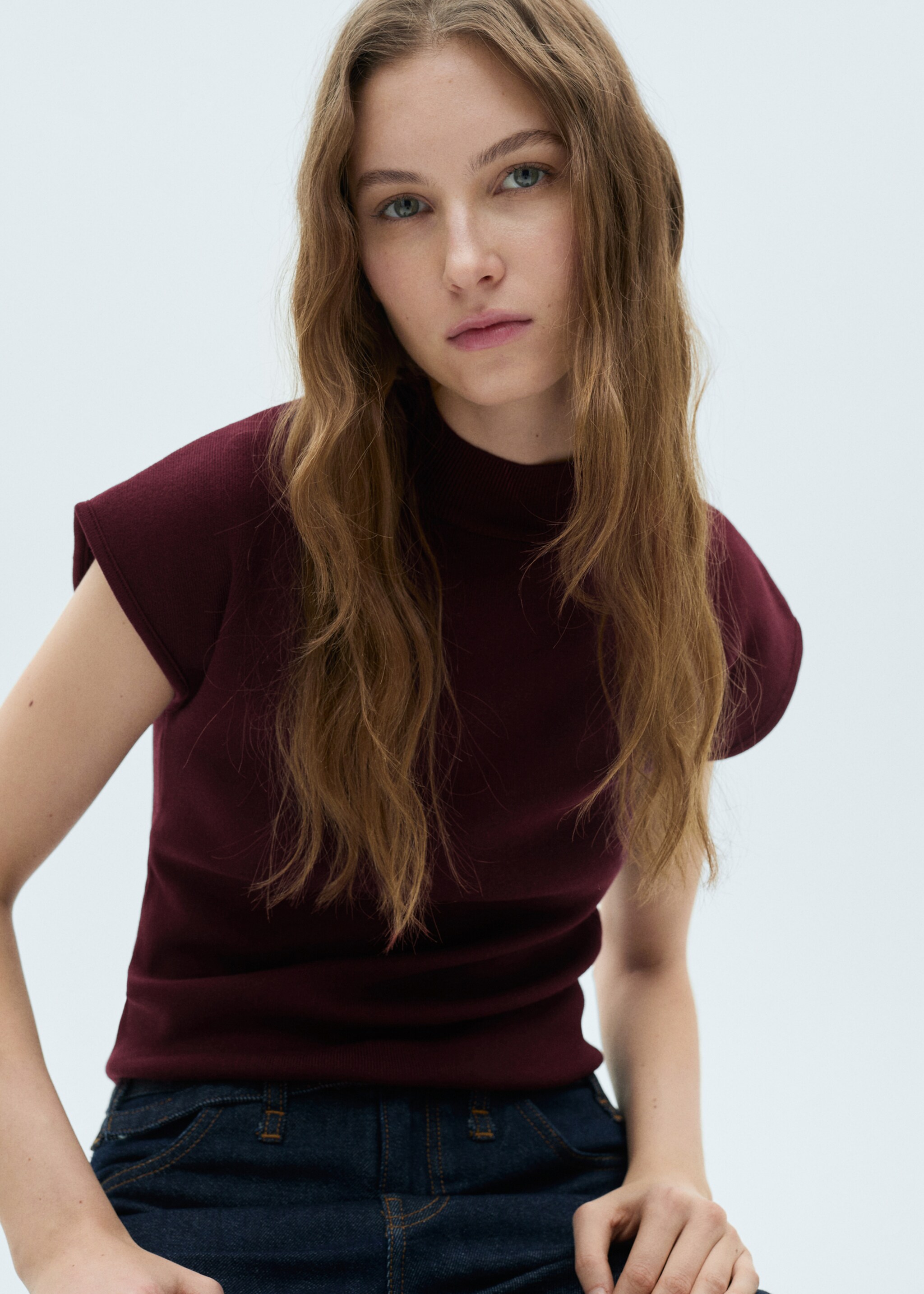 Pulover din tricot subțire cu mânecă scurtă - Plan mediu, Maro. Ref: 87014091-00.