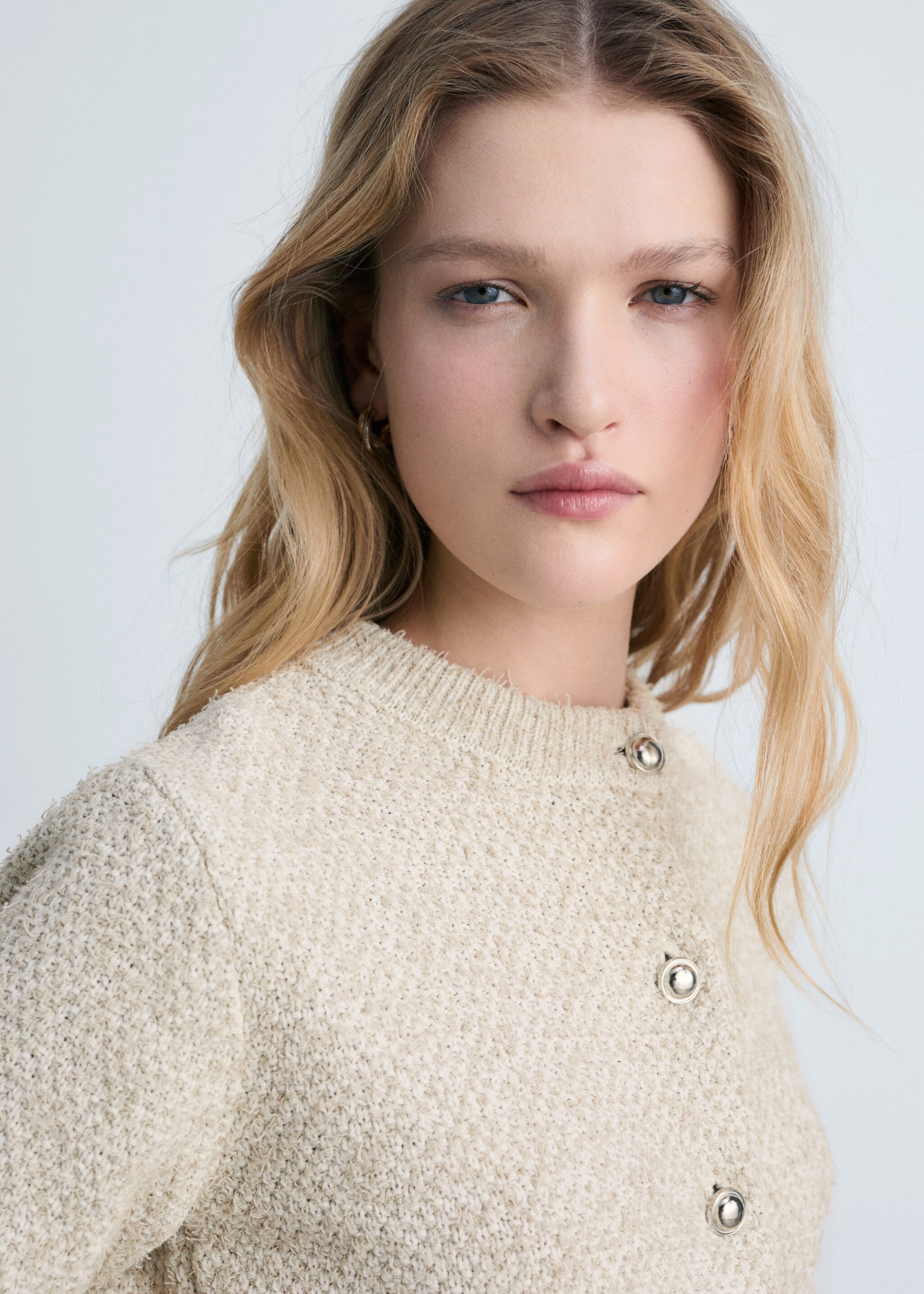 Grobstrickjacke mit Knöpfen - Rückseite des Artikels, Beige. Ref: 87014093-00.