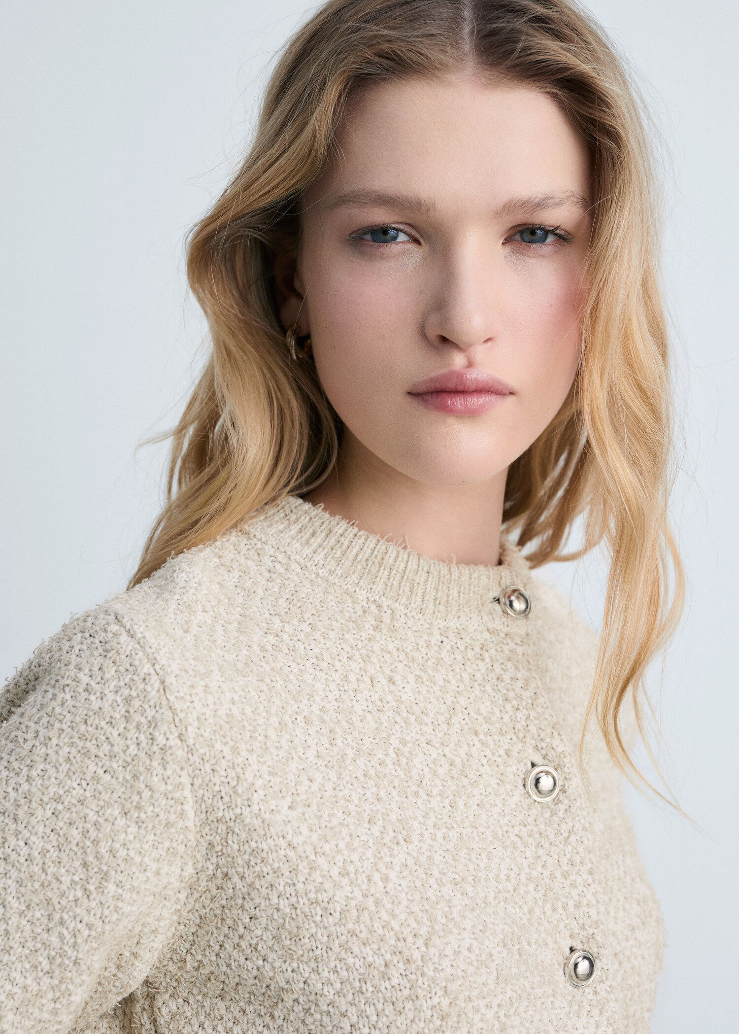 Grobstrickjacke mit Knöpfen - Rückseite des Artikels