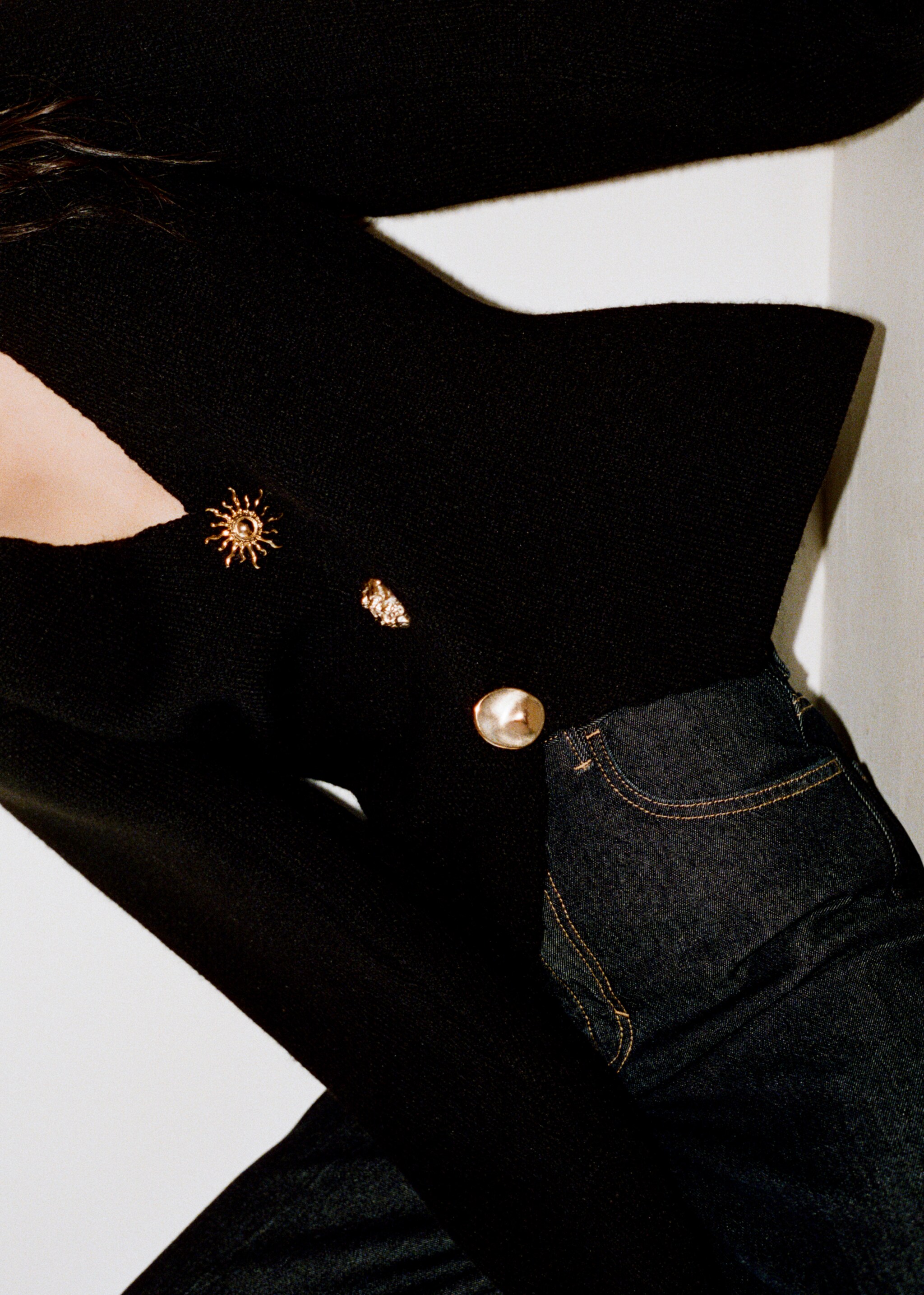 Knitted jacket with jewel buttons - Details of the article 6, Black. Ref: 87014094-00.