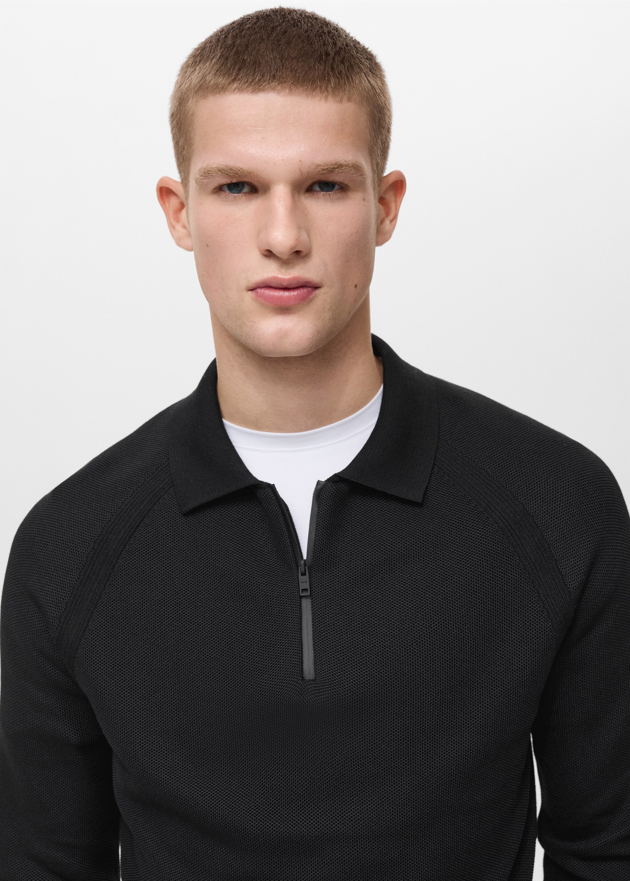 Strukturiertes Poloshirt mit COOLMAX®-Technologie - Detail des Artikels 1, Schwarz. Ref: 87014413-00.