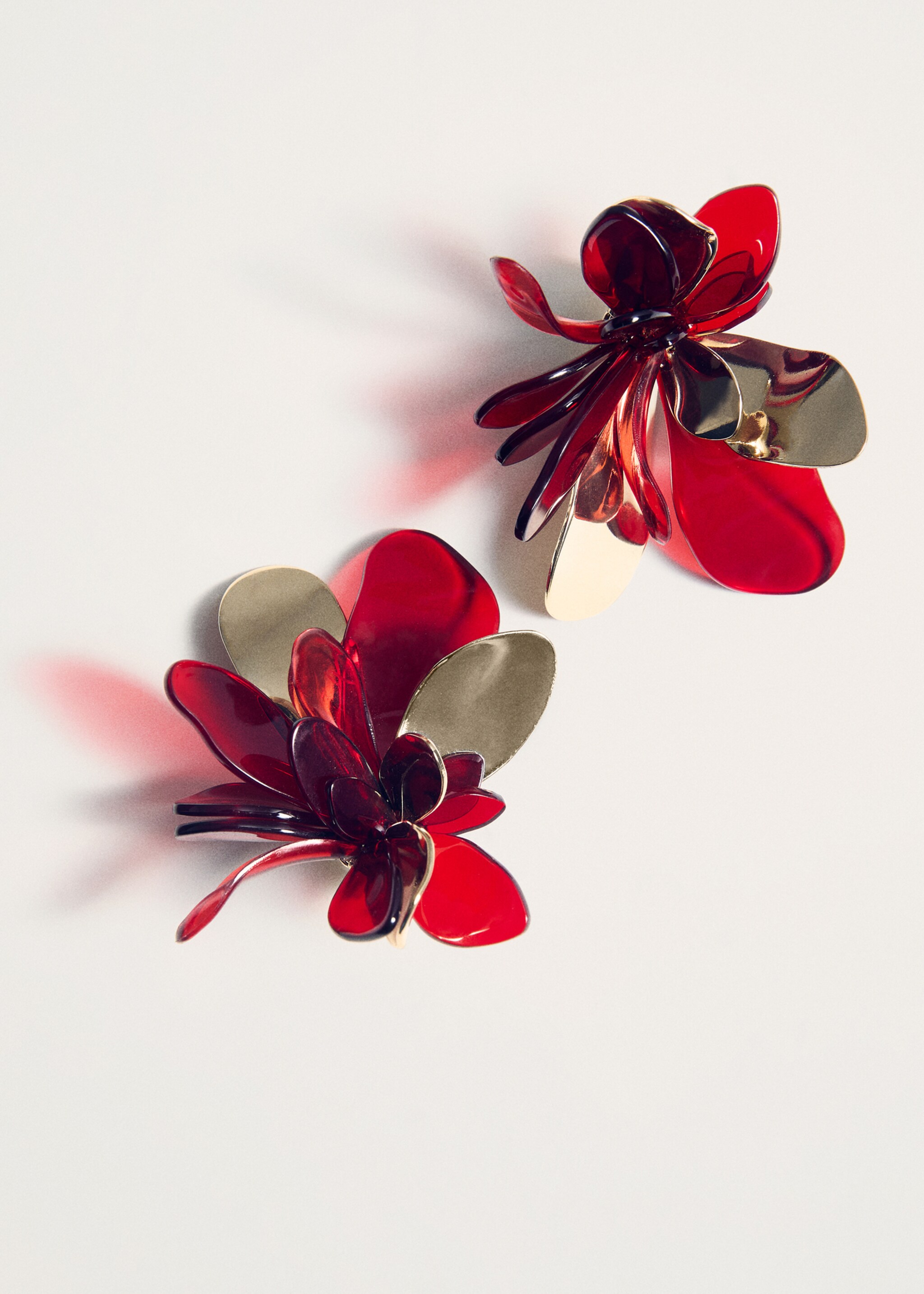 Ohrringe mit kombinierter Blume - Detail des Artikels 5, Rot. Ref: 87014414-00.