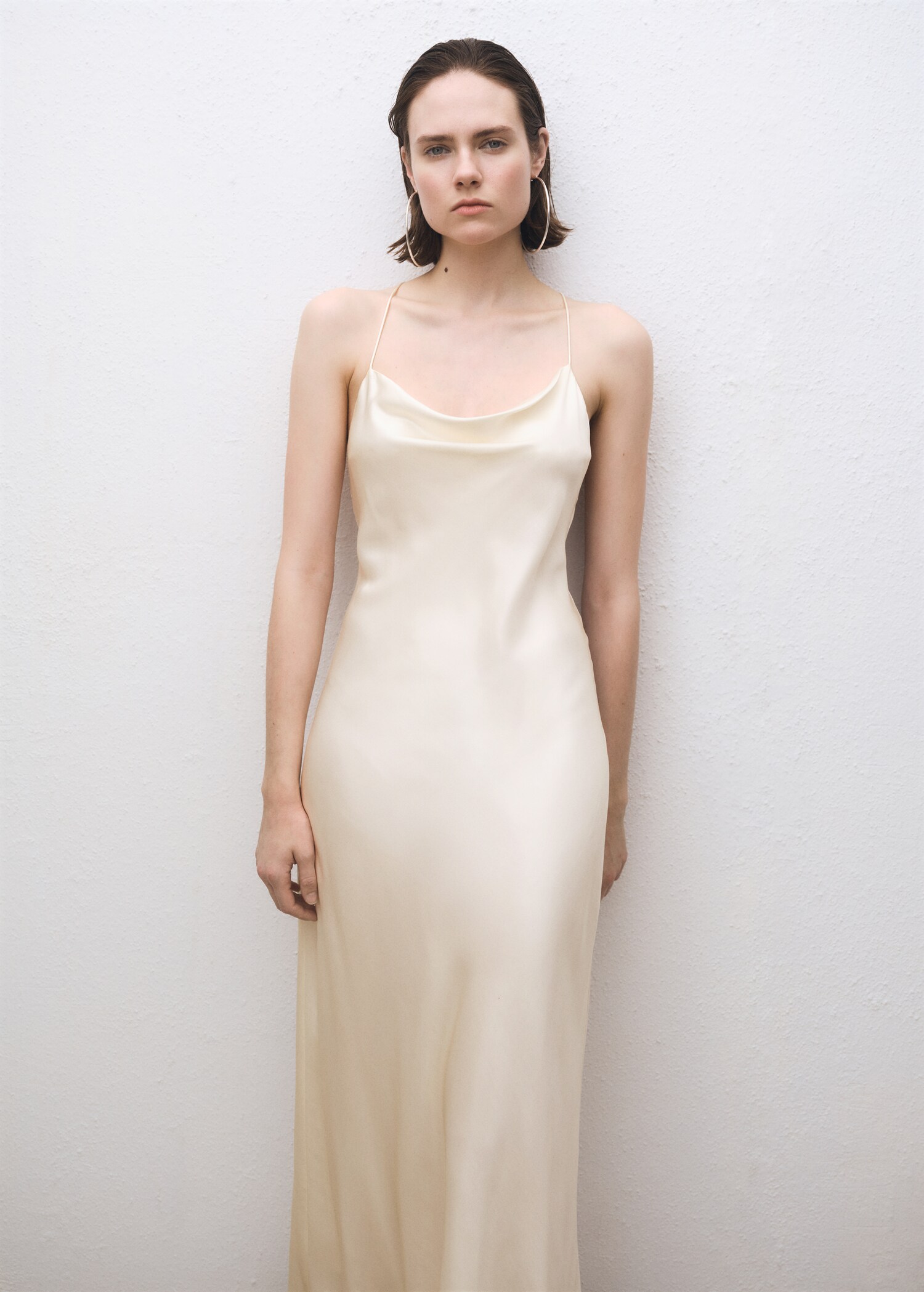 Seidenkleid mit drapiertem Ausschnitt - Mittlere Ansicht