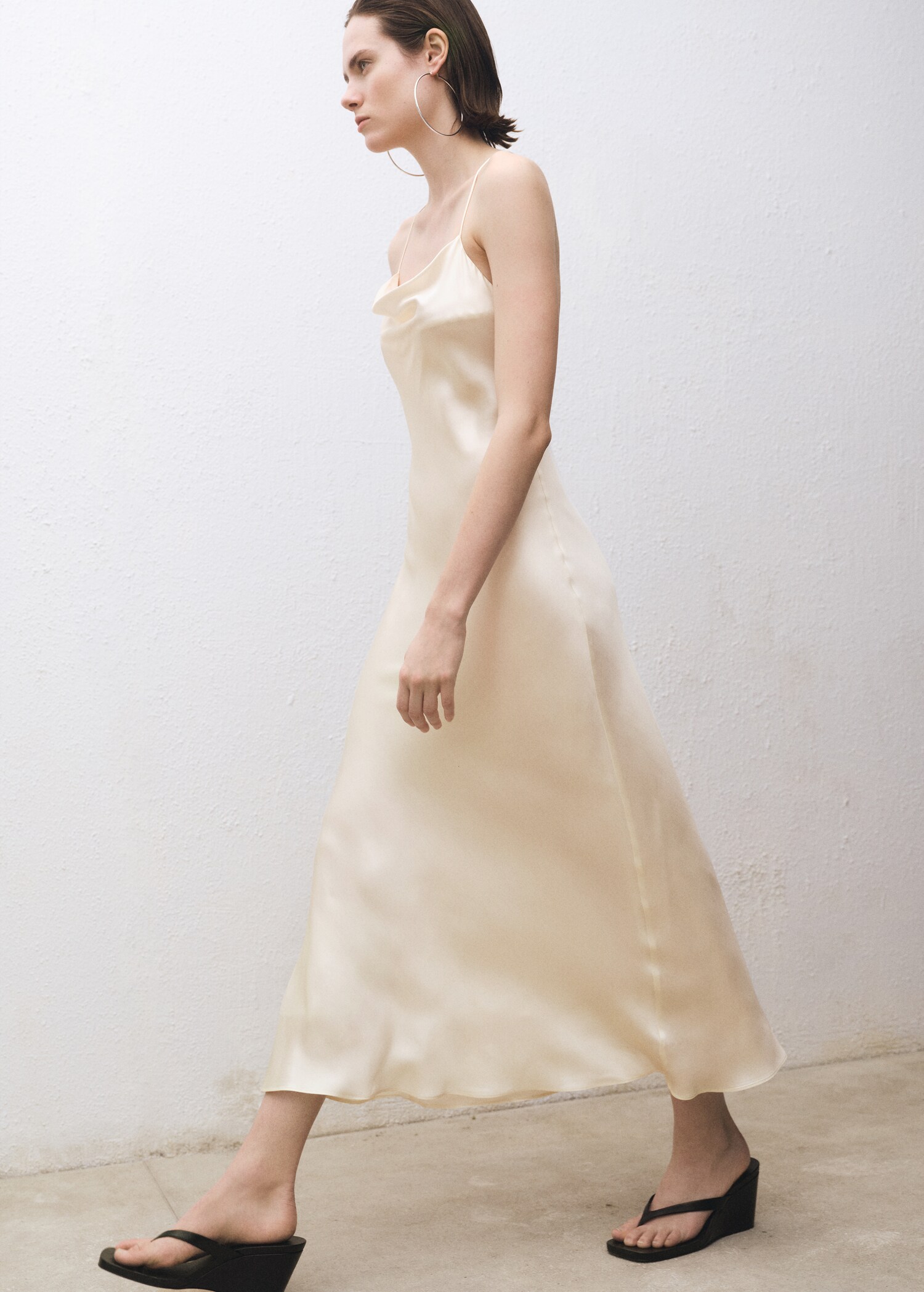 Seidenkleid mit drapiertem Ausschnitt - Detail des Artikels 2