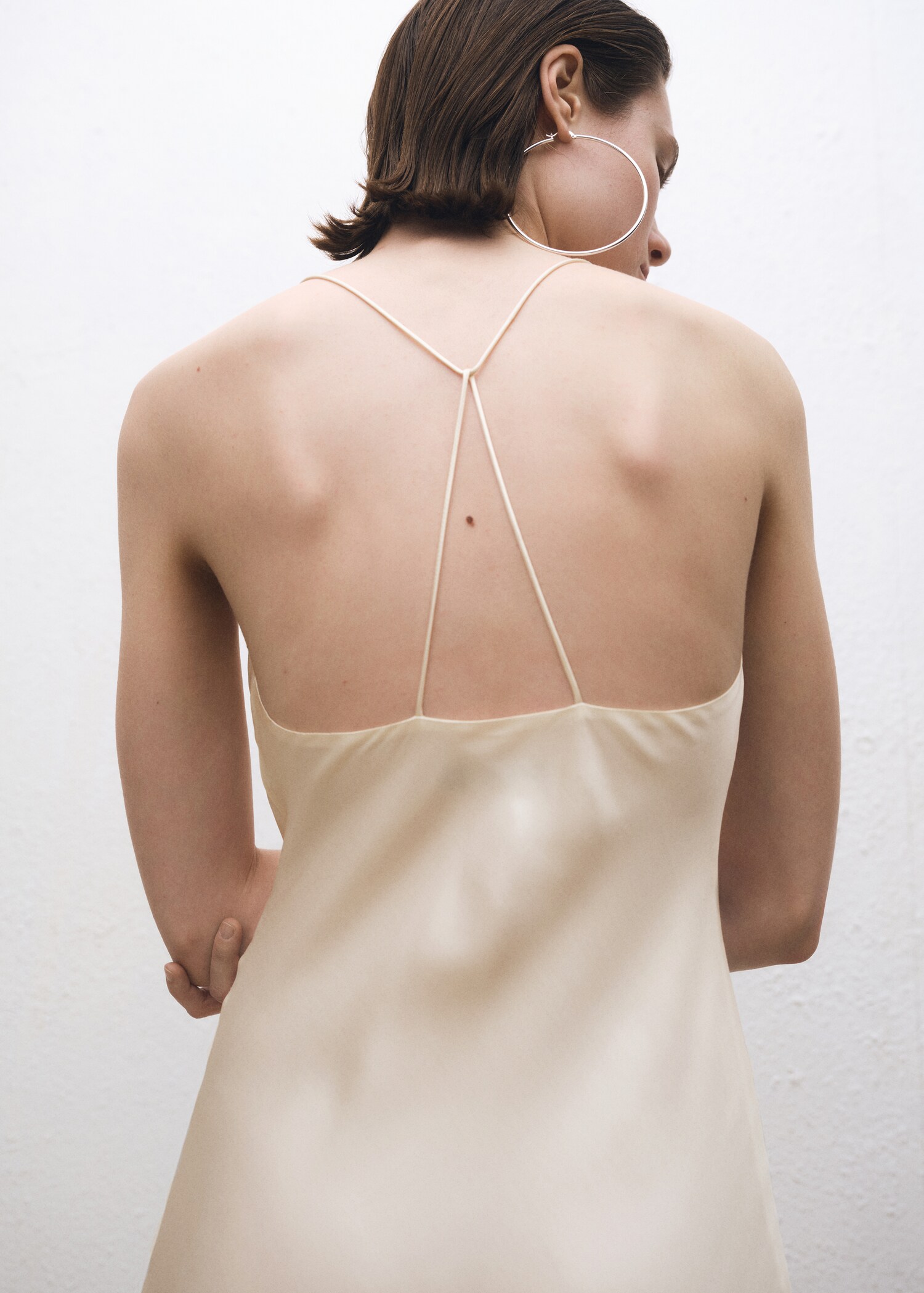 Seidenkleid mit drapiertem Ausschnitt - Detail des Artikels 6