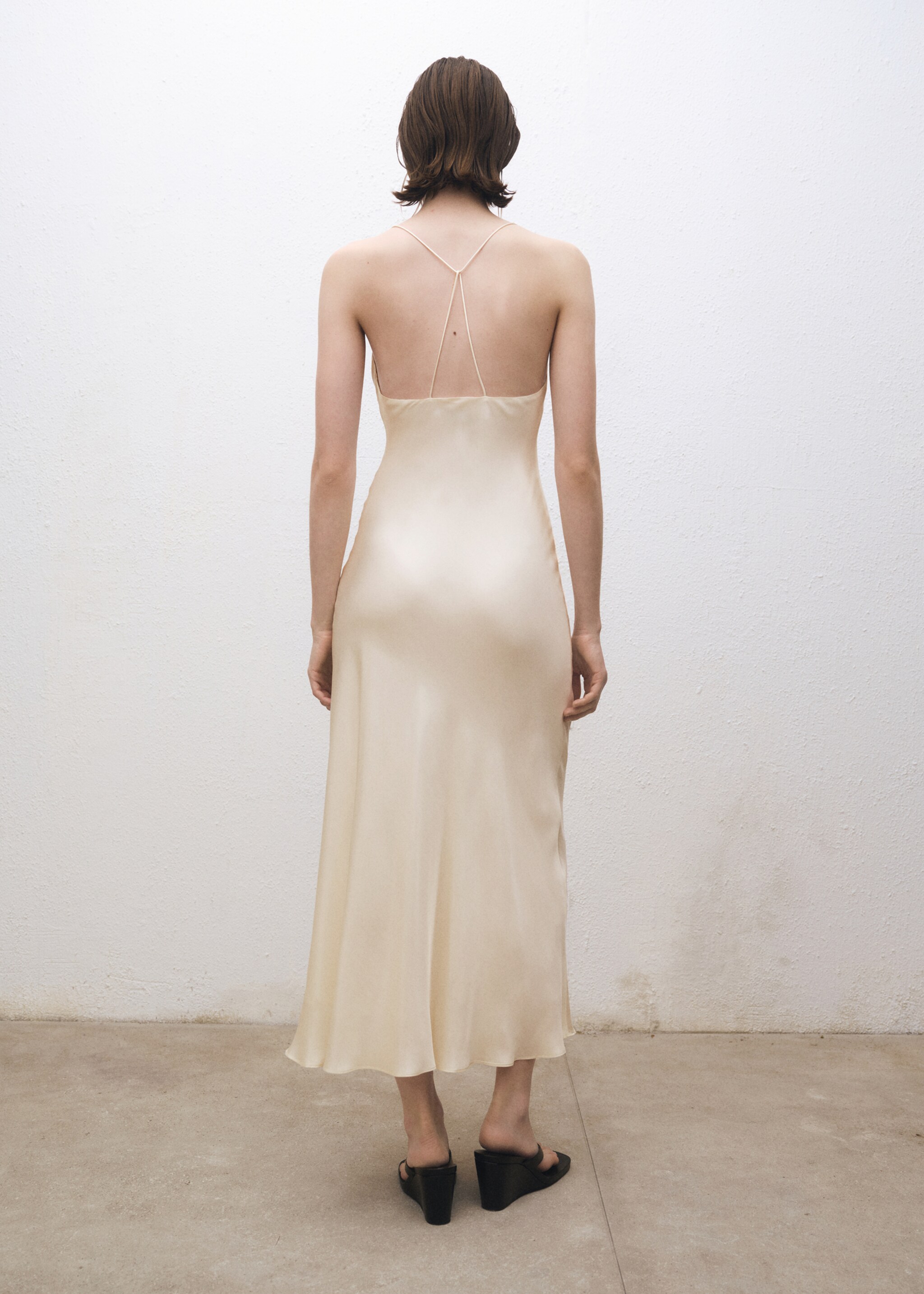 Seidenkleid mit drapiertem Ausschnitt - Rückseite des Artikels, Cremeweiß. Ref: 87014420-00.