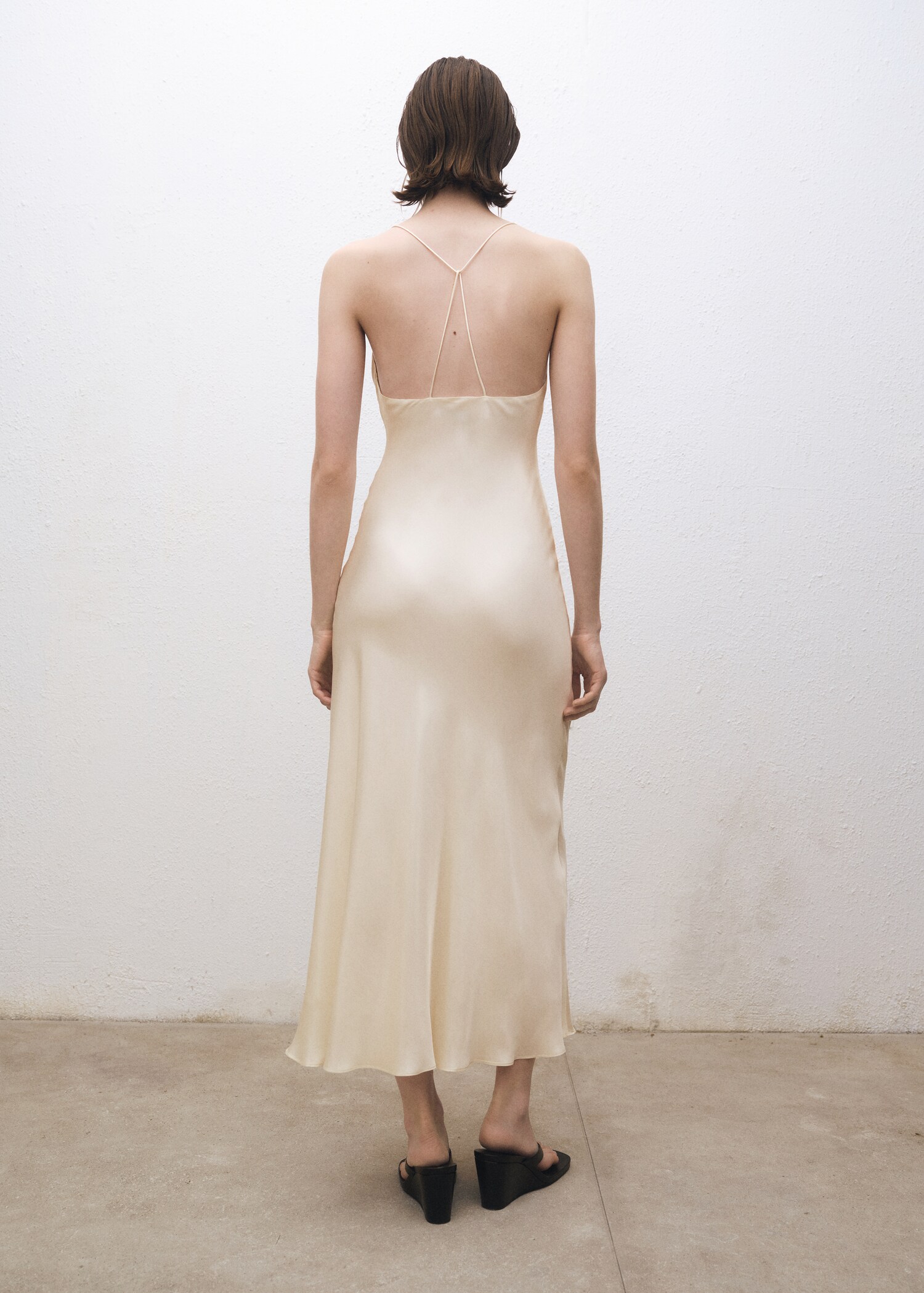 Seidenkleid mit drapiertem Ausschnitt - Rückseite des Artikels