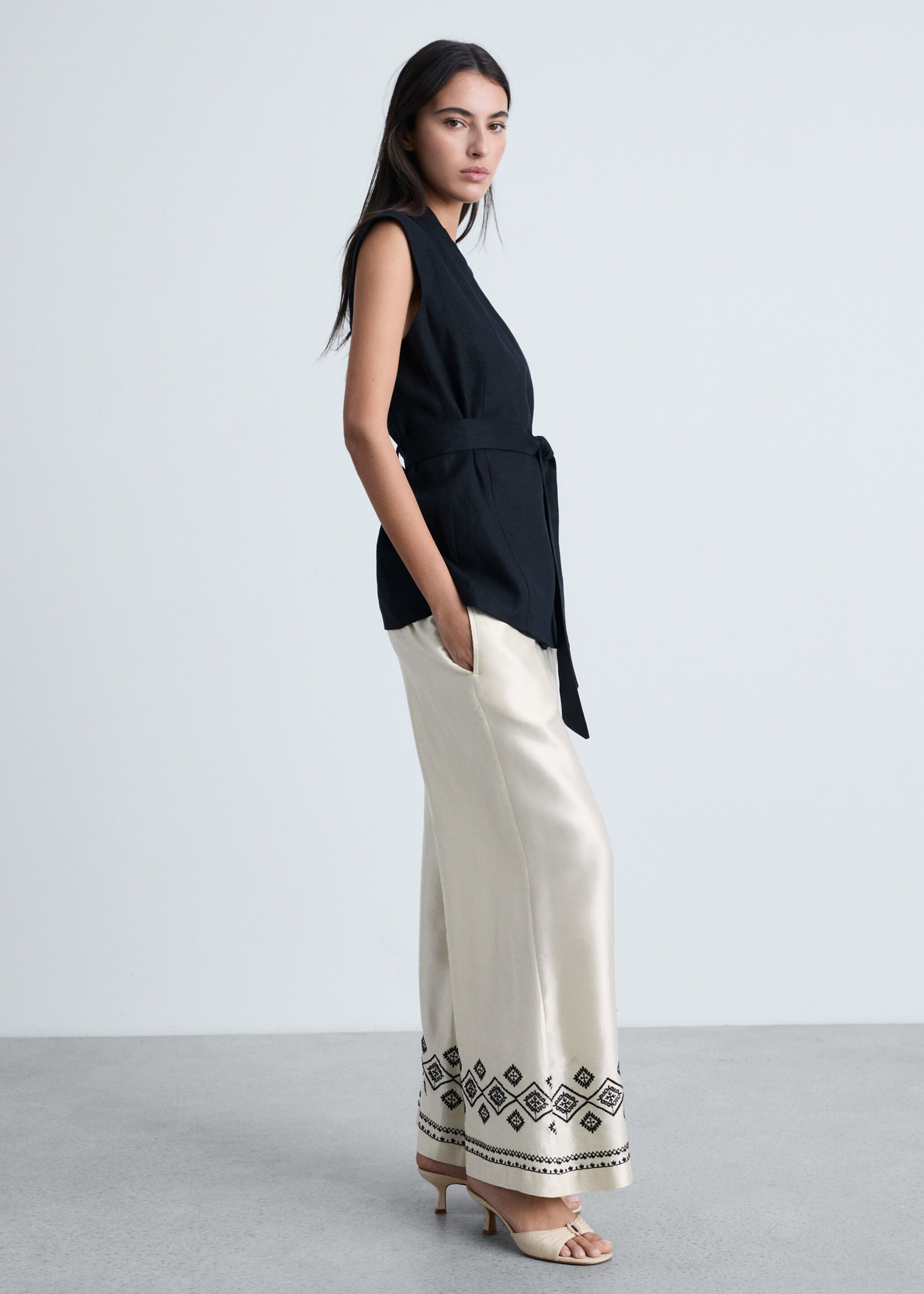 Wideleg-Hose mit besticktem Saum - Detail des Artikels 2, Ecru. Ref: 87014782-00.