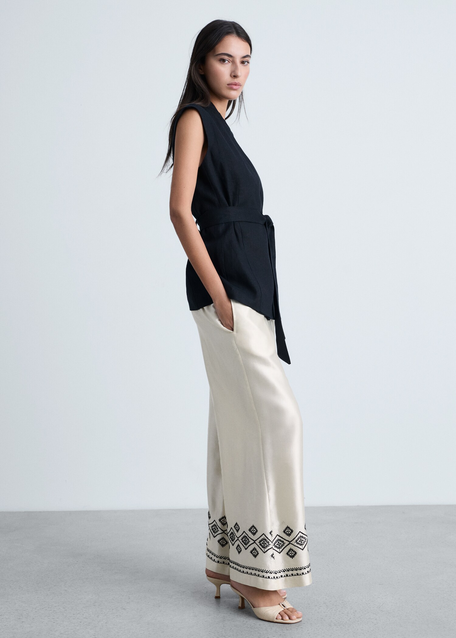 Wideleg-Hose mit besticktem Saum - Detail des Artikels 2