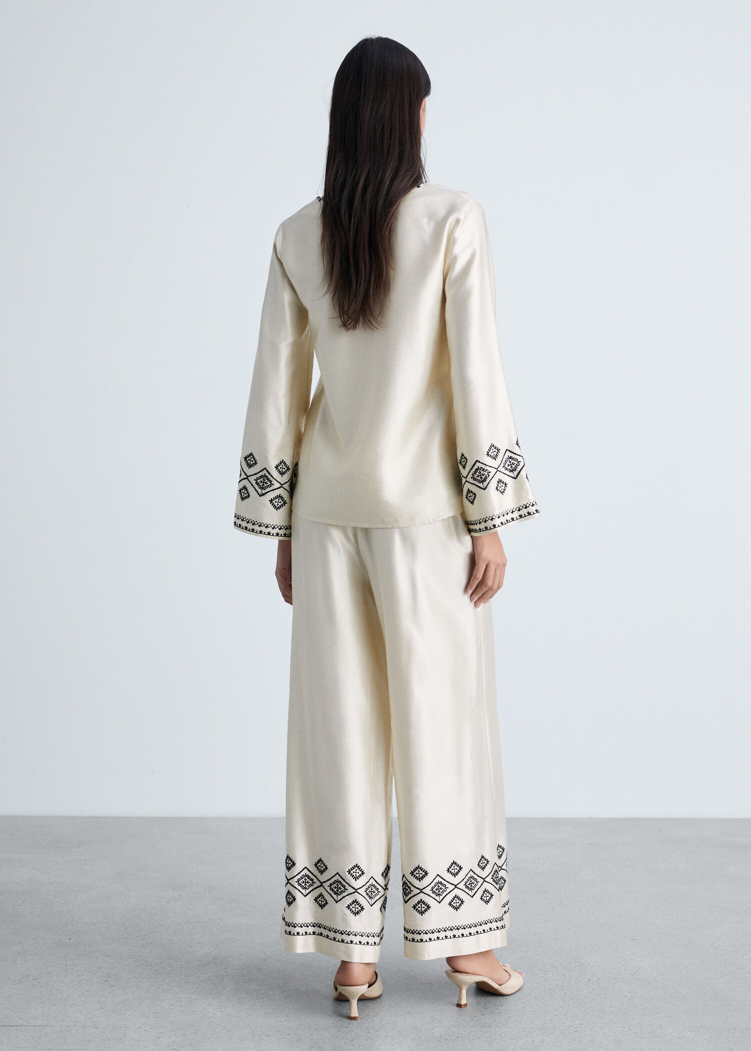 Wideleg-Hose mit besticktem Saum - Rückseite des Artikels