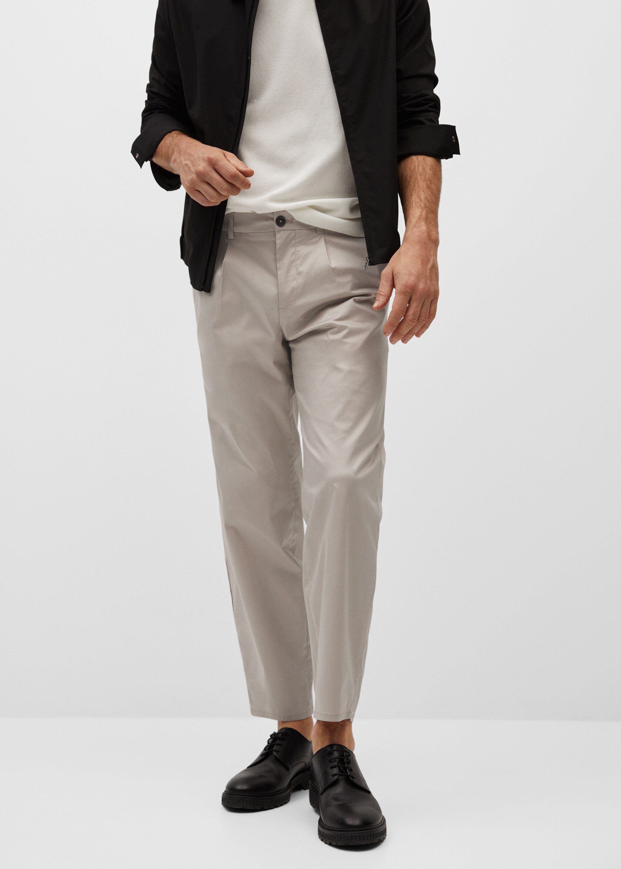 Pantalón relaxed fit pinzas - Plano medio