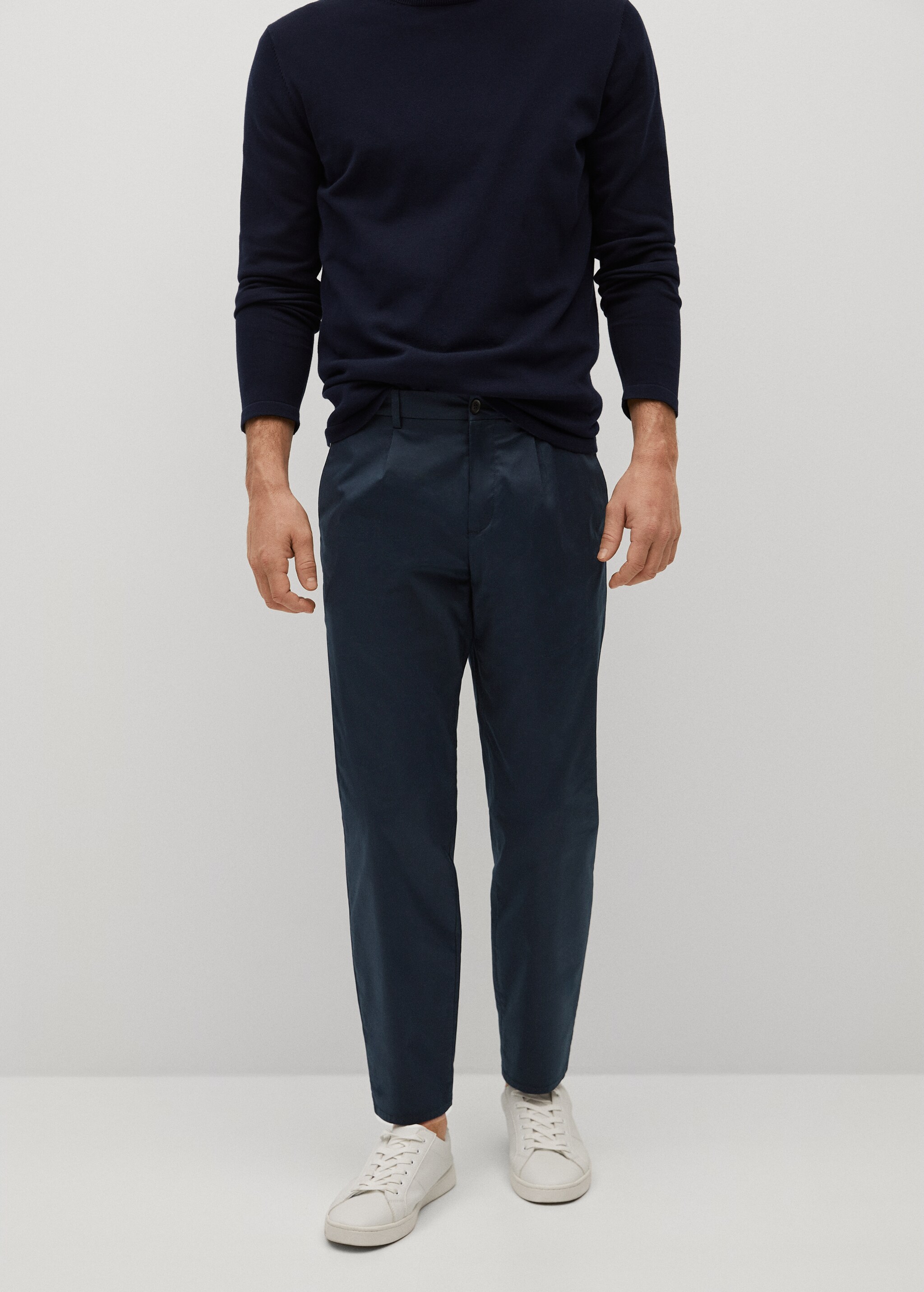 Pantalón relaxed fit pinzas - Plano medio